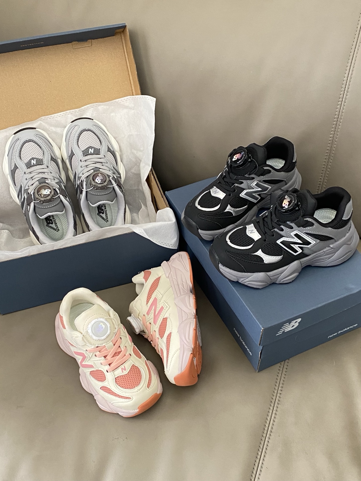 图片[6]-原图直出🌟 这款NB 直接封神鞋面材质细节🈵🈵，网眼和皮革拼接，网眼部分能让脚丫畅快呼吸告别闷热💨皮革部分质感超绝，柔软又有型😎旋转扣设计方便宝贝穿脱✔️-选品中心