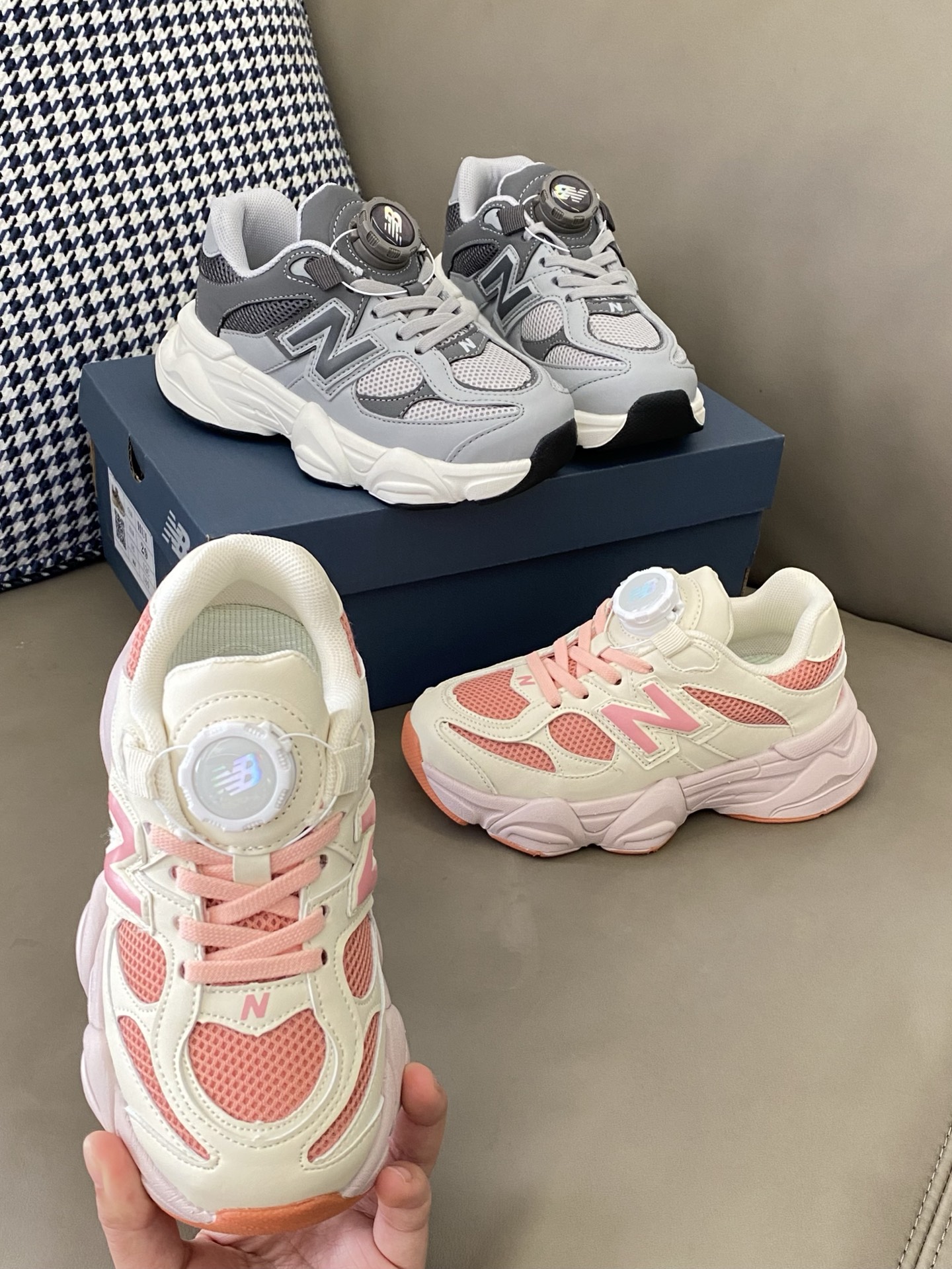 原图直出🌟 这款NB 直接封神鞋面材质细节🈵🈵，网眼和皮革拼接，网眼部分能让脚丫畅快呼吸告别闷热💨皮革部分质感超绝，柔软又有型😎旋转扣设计方便宝贝穿脱✔️-选品中心