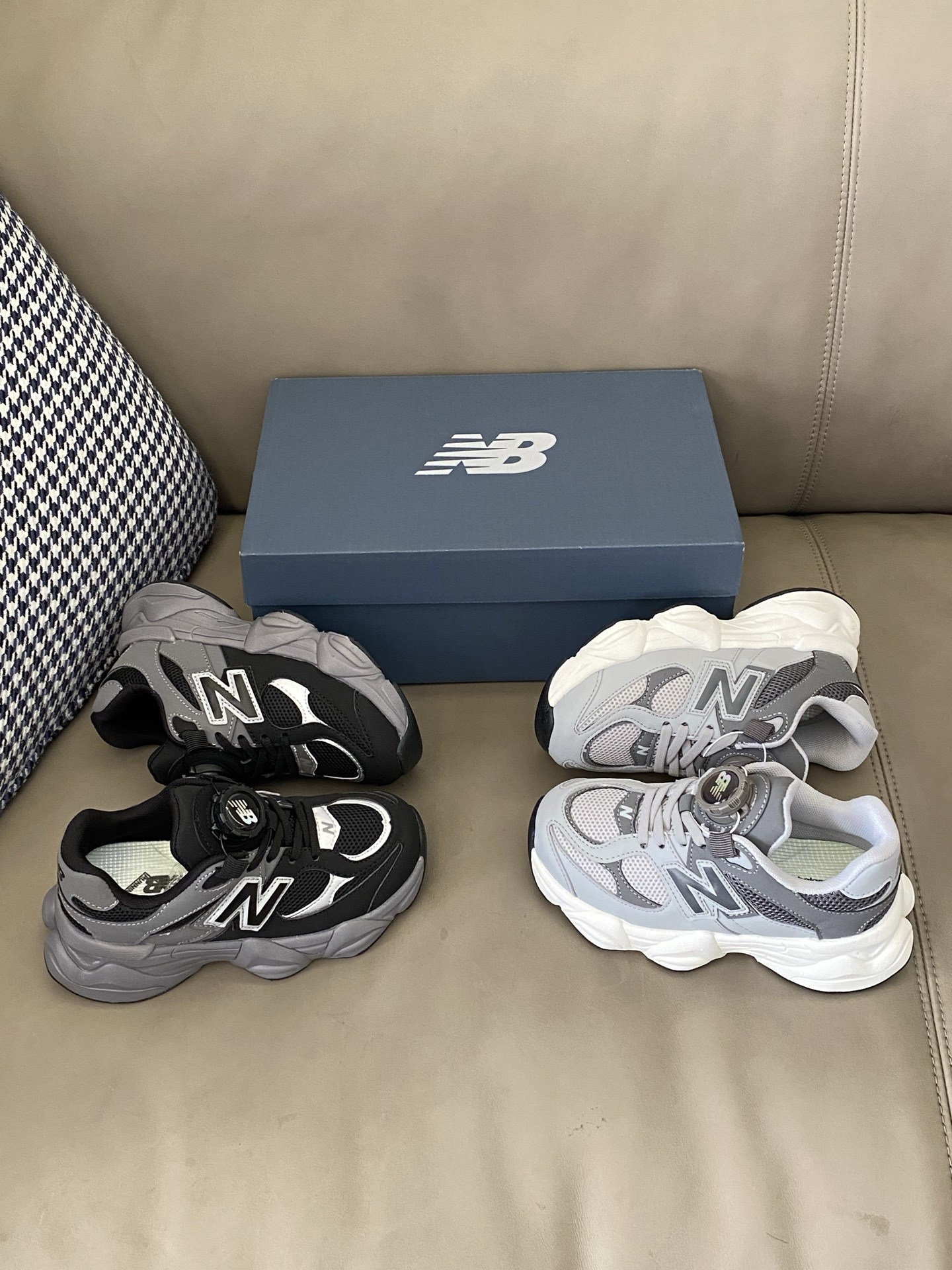 图片[8]-原图直出🌟 这款NB 直接封神鞋面材质细节🈵🈵，网眼和皮革拼接，网眼部分能让脚丫畅快呼吸告别闷热💨皮革部分质感超绝，柔软又有型😎旋转扣设计方便宝贝穿脱✔️-选品中心