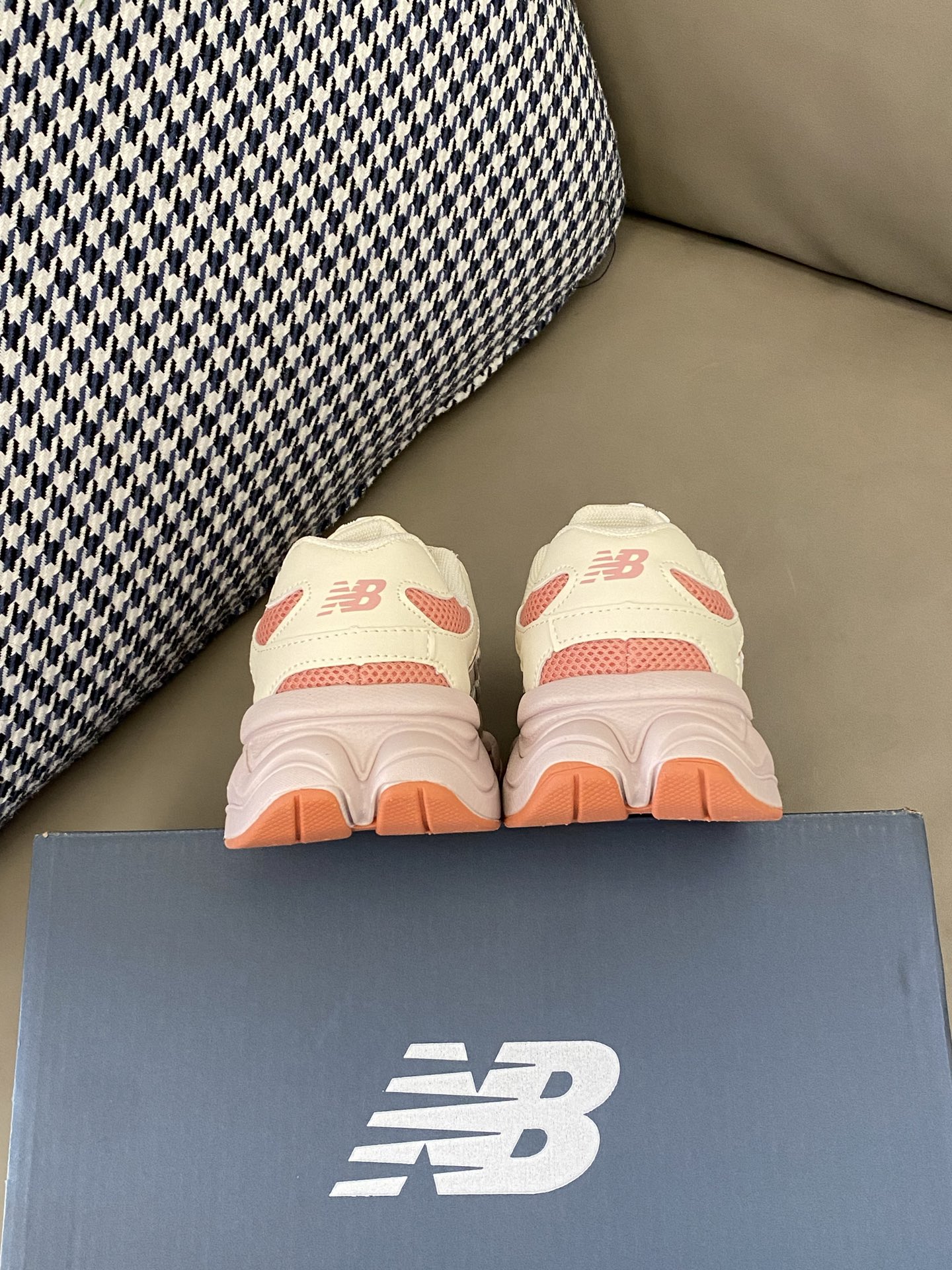 图片[7]-原图直出🌟 这款NB 直接封神鞋面材质细节🈵🈵，网眼和皮革拼接，网眼部分能让脚丫畅快呼吸告别闷热💨皮革部分质感超绝，柔软又有型😎旋转扣设计方便宝贝穿脱✔️-选品中心