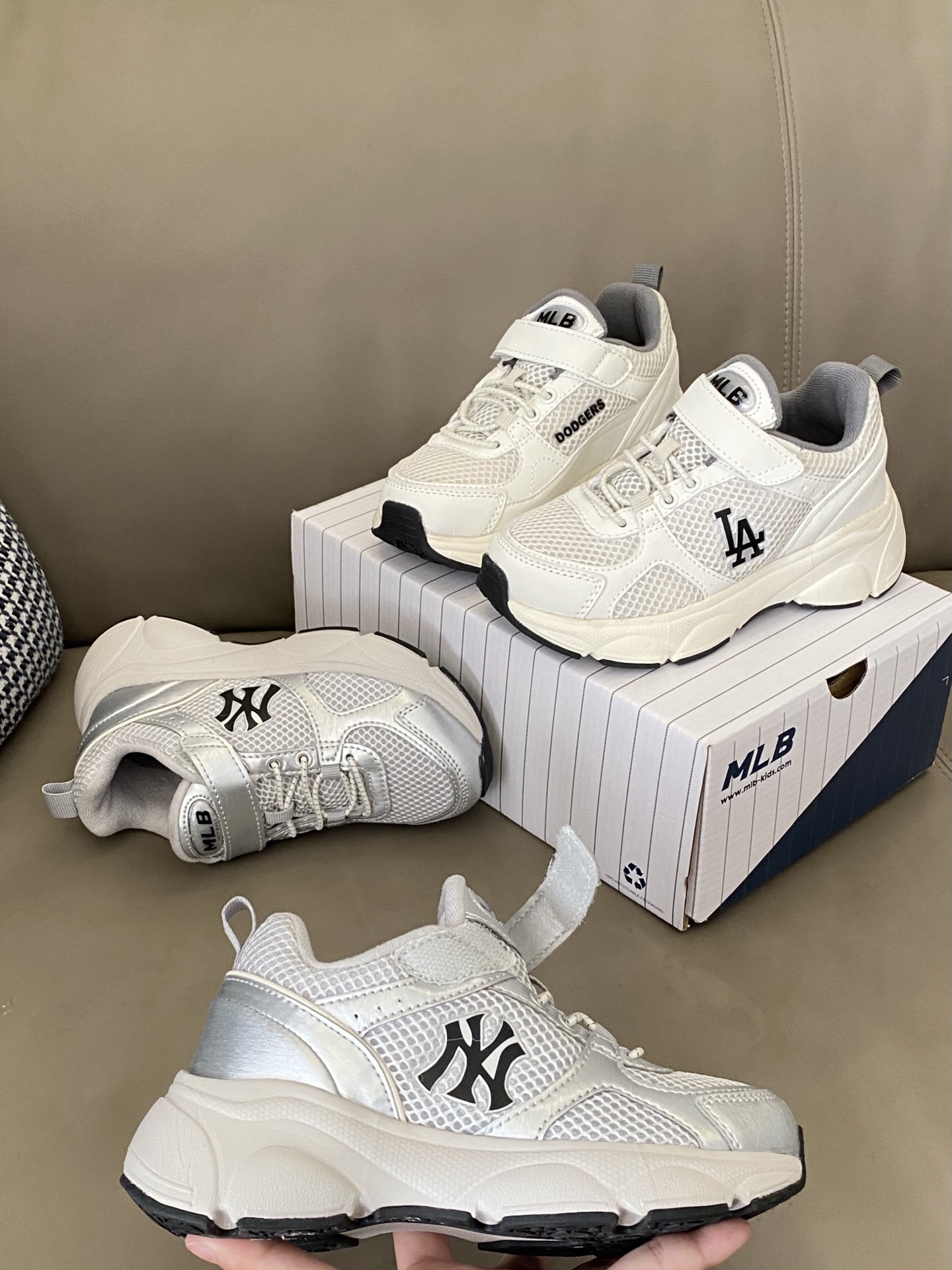 图片[3]-原图直出🌟 妈妈们宝宝们的最爱运动鞋来咯💥鞋面网孔设计清爽透气💨让宝贝的小脚丫再也不会闷脚啦🦶🏻魔术贴设计 方便宝贝穿脱✅超软鞋底防滑耐磨，开学跑跳无拘束✌️-选品中心