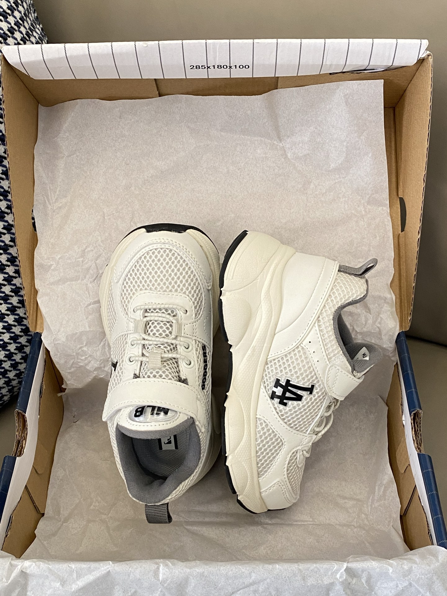 图片[2]-原图直出🌟 妈妈们宝宝们的最爱运动鞋来咯💥鞋面网孔设计清爽透气💨让宝贝的小脚丫再也不会闷脚啦🦶🏻魔术贴设计 方便宝贝穿脱✅超软鞋底防滑耐磨，开学跑跳无拘束✌️-选品中心