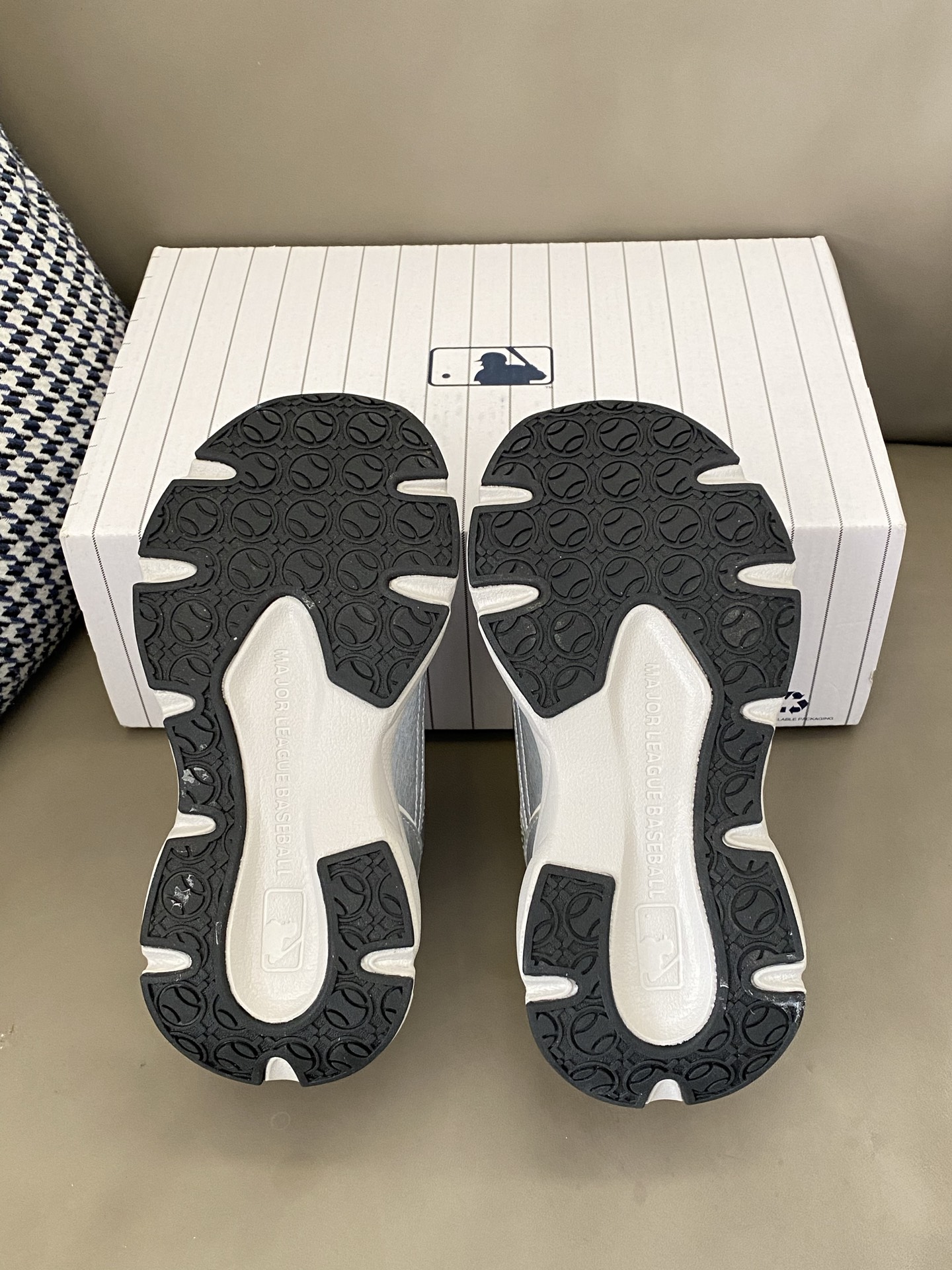 图片[9]-原图直出🌟 妈妈们宝宝们的最爱运动鞋来咯💥鞋面网孔设计清爽透气💨让宝贝的小脚丫再也不会闷脚啦🦶🏻魔术贴设计 方便宝贝穿脱✅超软鞋底防滑耐磨，开学跑跳无拘束✌️-选品中心