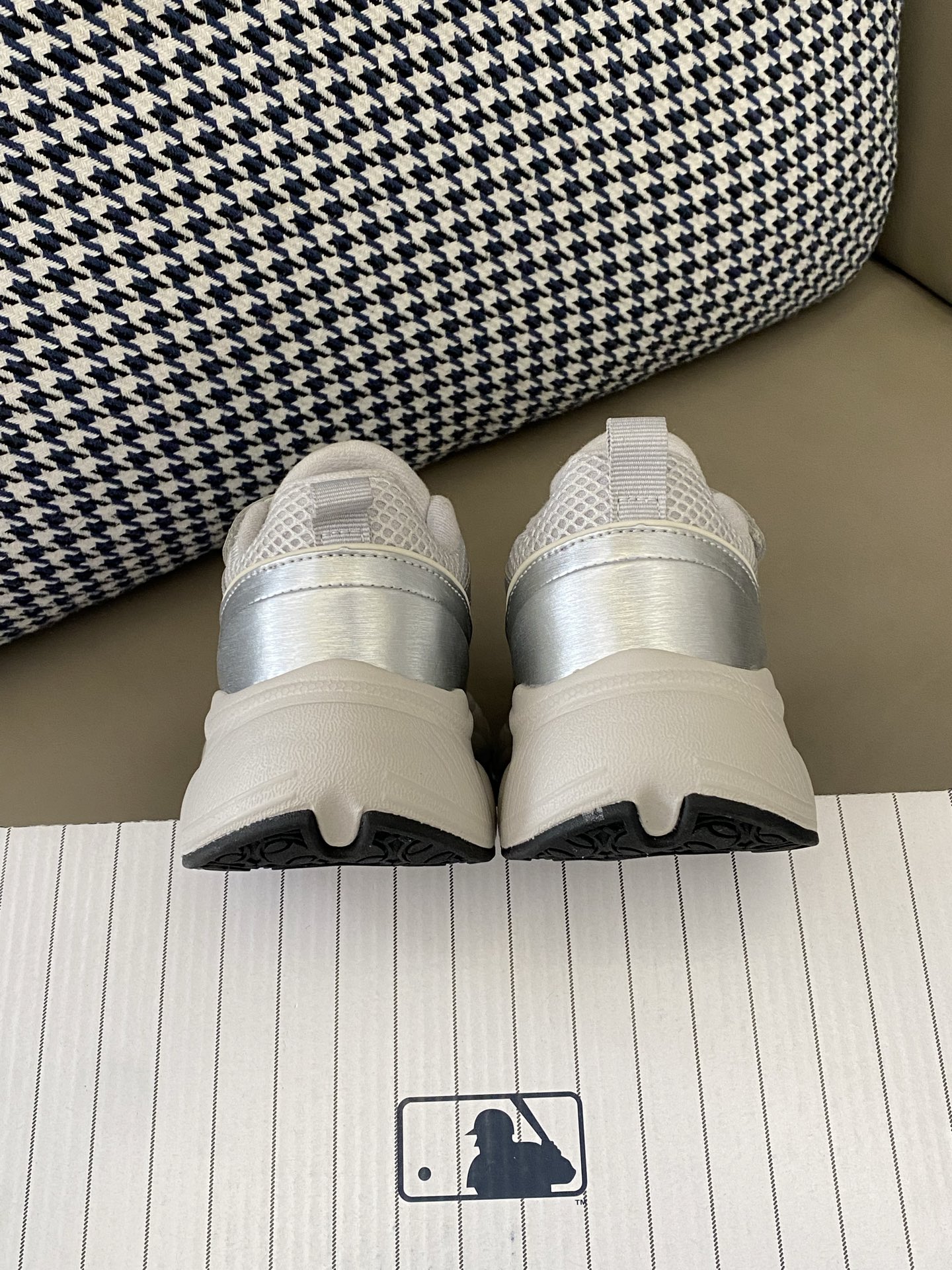 图片[7]-原图直出🌟 妈妈们宝宝们的最爱运动鞋来咯💥鞋面网孔设计清爽透气💨让宝贝的小脚丫再也不会闷脚啦🦶🏻魔术贴设计 方便宝贝穿脱✅超软鞋底防滑耐磨，开学跑跳无拘束✌️-选品中心