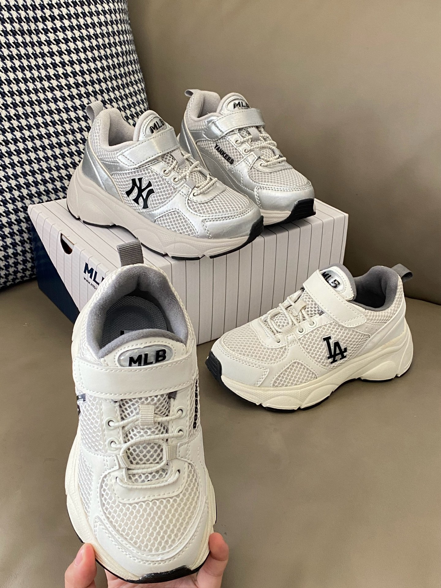 原图直出🌟 妈妈们宝宝们的最爱运动鞋来咯💥鞋面网孔设计清爽透气💨让宝贝的小脚丫再也不会闷脚啦🦶🏻魔术贴设计 方便宝贝穿脱✅超软鞋底防滑耐磨，开学跑跳无拘束✌️-选品中心