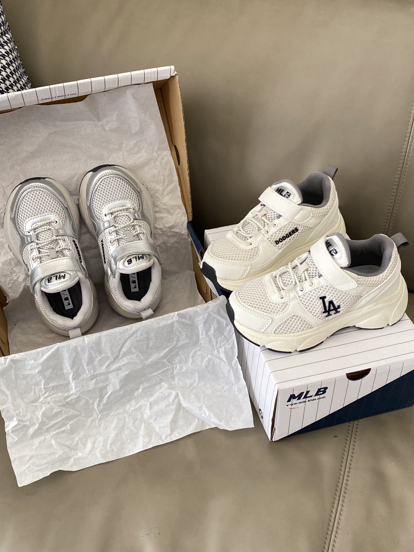 图片[4]-原图直出🌟 妈妈们宝宝们的最爱运动鞋来咯💥鞋面网孔设计清爽透气💨让宝贝的小脚丫再也不会闷脚啦🦶🏻魔术贴设计 方便宝贝穿脱✅超软鞋底防滑耐磨，开学跑跳无拘束✌️-选品中心