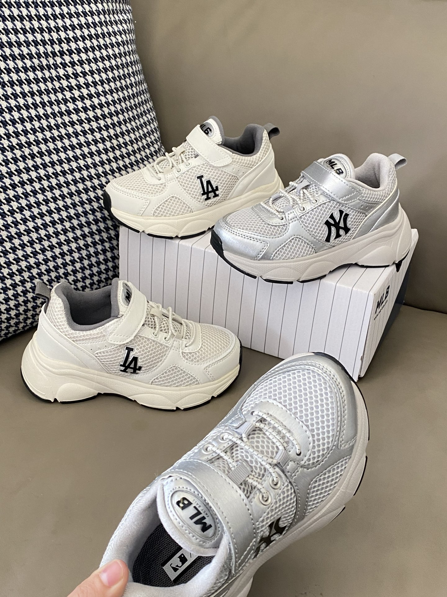 图片[6]-原图直出🌟 妈妈们宝宝们的最爱运动鞋来咯💥鞋面网孔设计清爽透气💨让宝贝的小脚丫再也不会闷脚啦🦶🏻魔术贴设计 方便宝贝穿脱✅超软鞋底防滑耐磨，开学跑跳无拘束✌️-选品中心