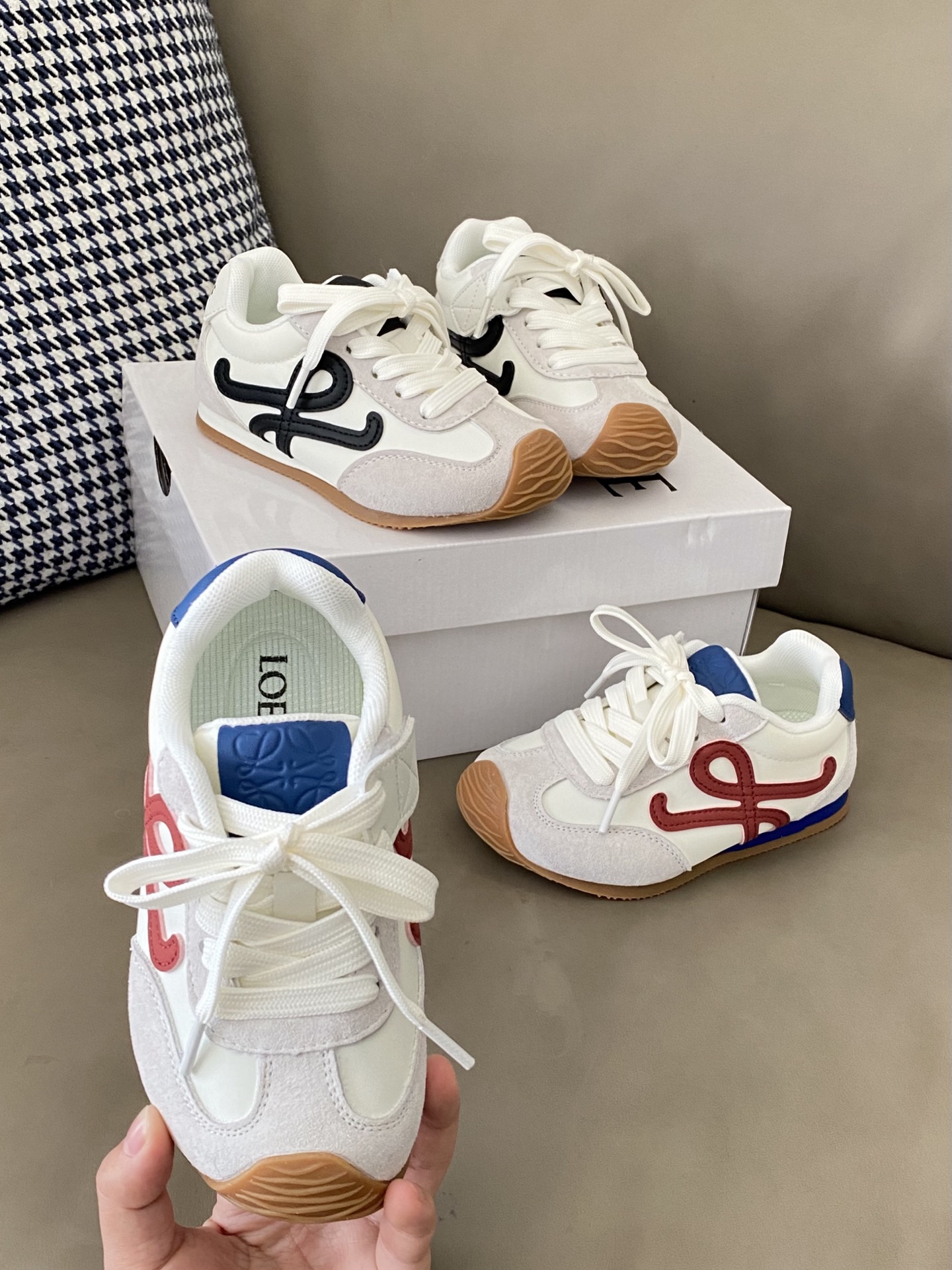 原图直出🌟 不要命啦！这款运动鞋子太好看啦😻固定鞋带装饰+魔术贴设计 方便宝贝穿脱✔️软底设计，走起路来舒适无比，再也不用担心脚痛问题啦！💃-选品中心