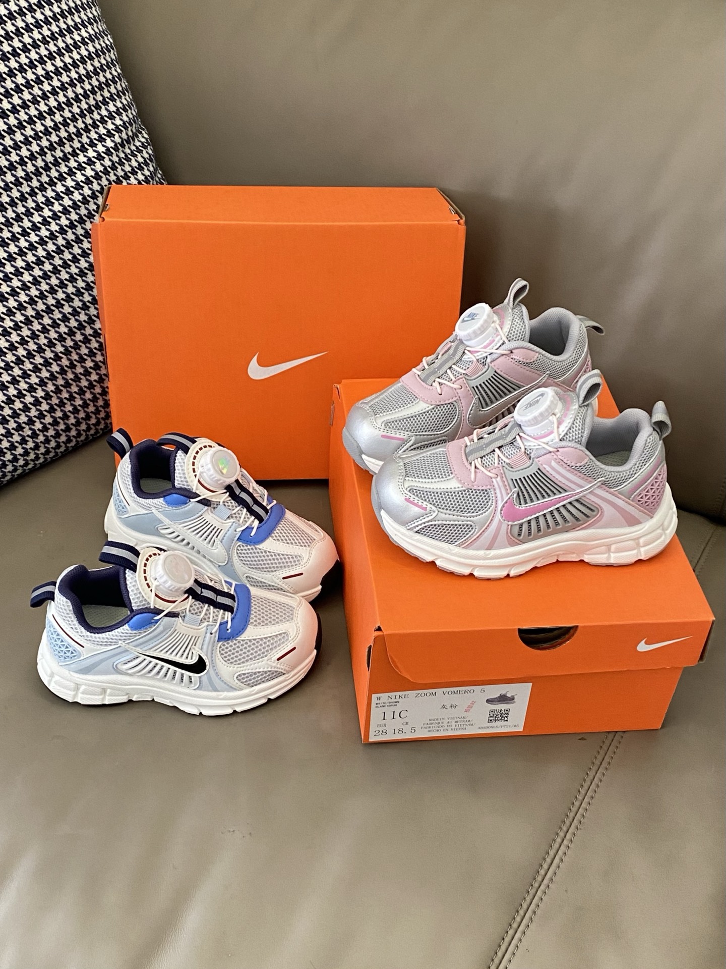 图片[8]-原图直出🌟 找到一双运动鞋😎百搭又又好穿好穿❗️ 清爽鞋面活力满满，旋转扣设计方便宝贝穿脱✅低帮设计很显脚踝纤细，日常出街或者运动时穿都合适😻鞋底的泡棉依旧是QQ糖一样软～-选品中心