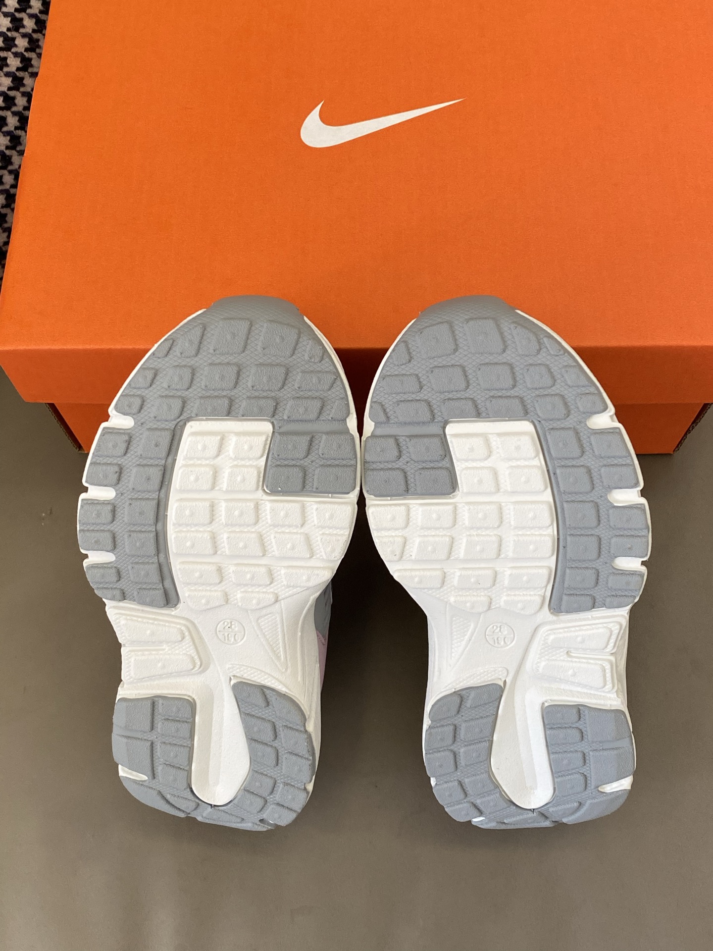 图片[9]-原图直出🌟 找到一双运动鞋😎百搭又又好穿好穿❗️ 清爽鞋面活力满满，旋转扣设计方便宝贝穿脱✅低帮设计很显脚踝纤细，日常出街或者运动时穿都合适😻鞋底的泡棉依旧是QQ糖一样软～-选品中心