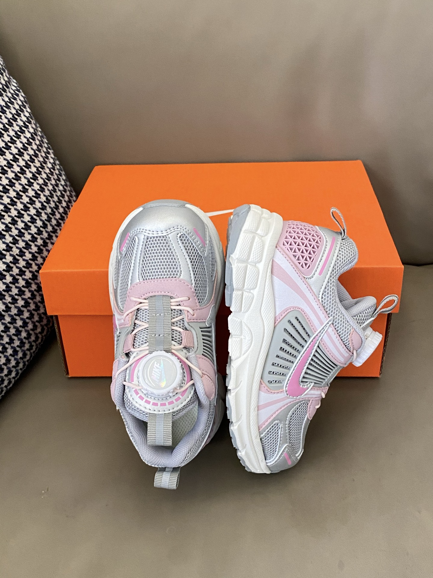 图片[2]-原图直出🌟 找到一双运动鞋😎百搭又又好穿好穿❗️ 清爽鞋面活力满满，旋转扣设计方便宝贝穿脱✅低帮设计很显脚踝纤细，日常出街或者运动时穿都合适😻鞋底的泡棉依旧是QQ糖一样软～-选品中心