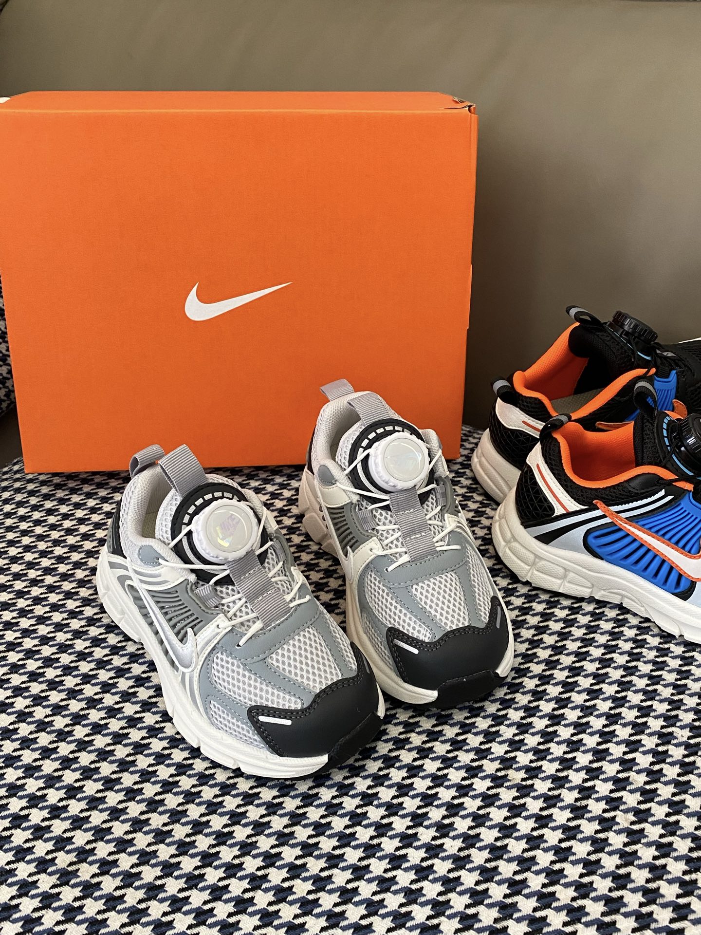 图片[4]-原图直出🌟 找到一双运动鞋😎百搭又又好穿好穿❗️ 清爽鞋面活力满满，旋转扣设计方便宝贝穿脱✅低帮设计很显脚踝纤细，日常出街或者运动时穿都合适😻鞋底的泡棉依旧是QQ糖一样软～-选品中心