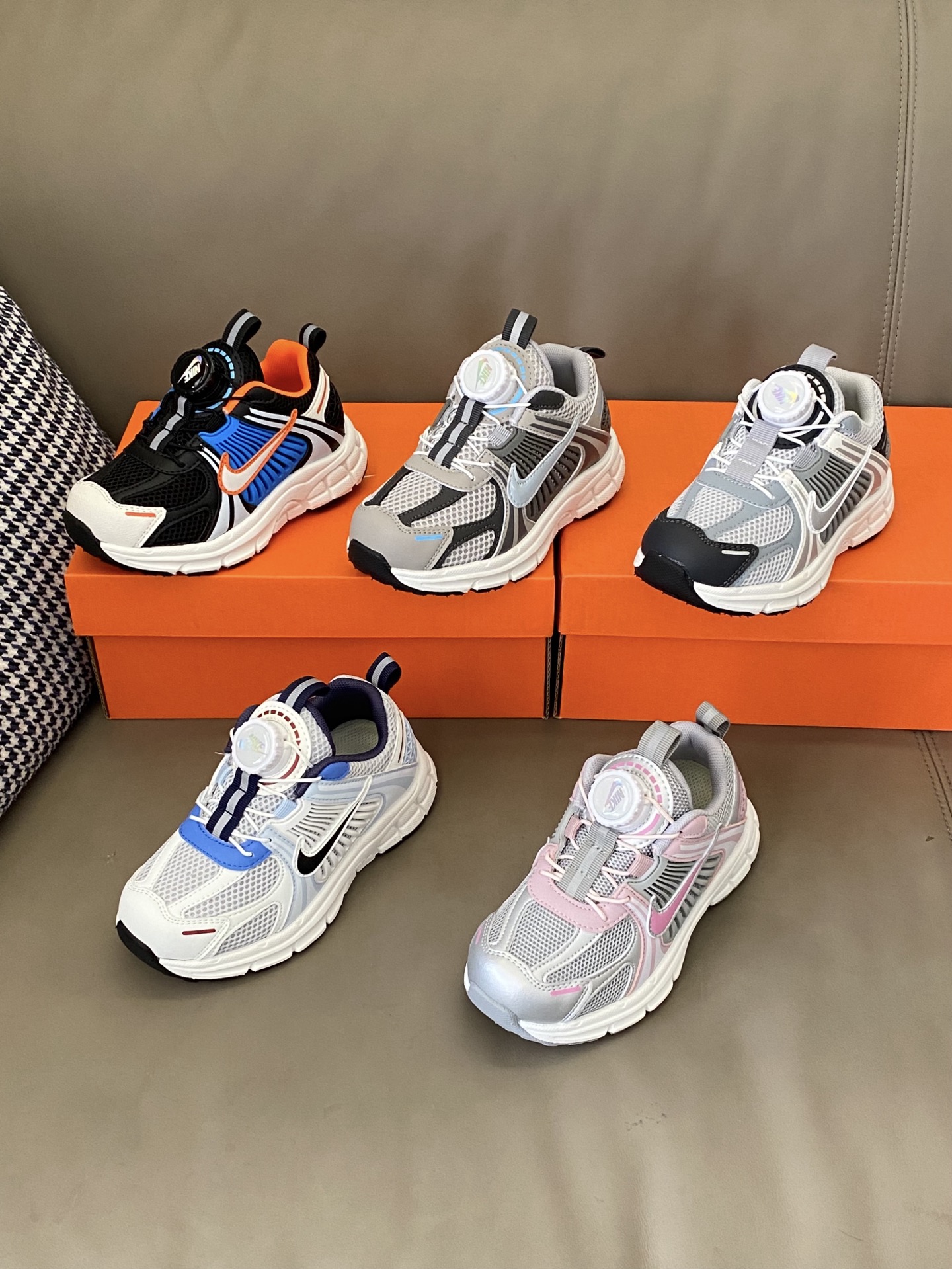 图片[5]-原图直出🌟 找到一双运动鞋😎百搭又又好穿好穿❗️ 清爽鞋面活力满满，旋转扣设计方便宝贝穿脱✅低帮设计很显脚踝纤细，日常出街或者运动时穿都合适😻鞋底的泡棉依旧是QQ糖一样软～-选品中心