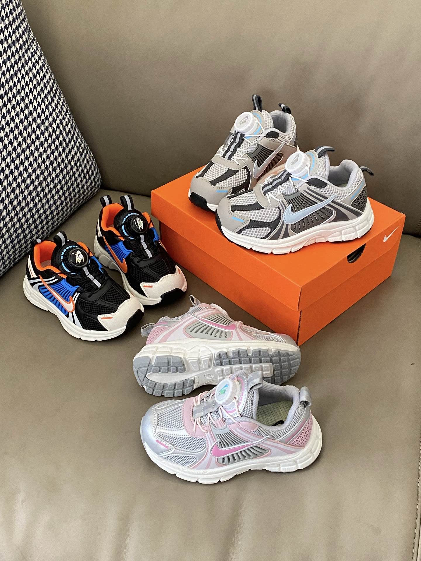 图片[6]-原图直出🌟 找到一双运动鞋😎百搭又又好穿好穿❗️ 清爽鞋面活力满满，旋转扣设计方便宝贝穿脱✅低帮设计很显脚踝纤细，日常出街或者运动时穿都合适😻鞋底的泡棉依旧是QQ糖一样软～-选品中心