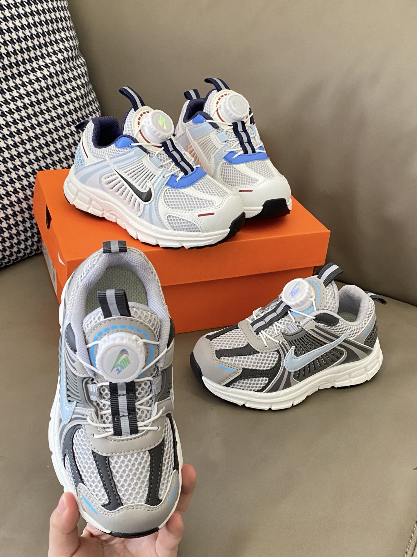 原图直出🌟 找到一双运动鞋😎百搭又又好穿好穿❗️ 清爽鞋面活力满满，旋转扣设计方便宝贝穿脱✅低帮设计很显脚踝纤细，日常出街或者运动时穿都合适😻鞋底的泡棉依旧是QQ糖一样软～-选品中心