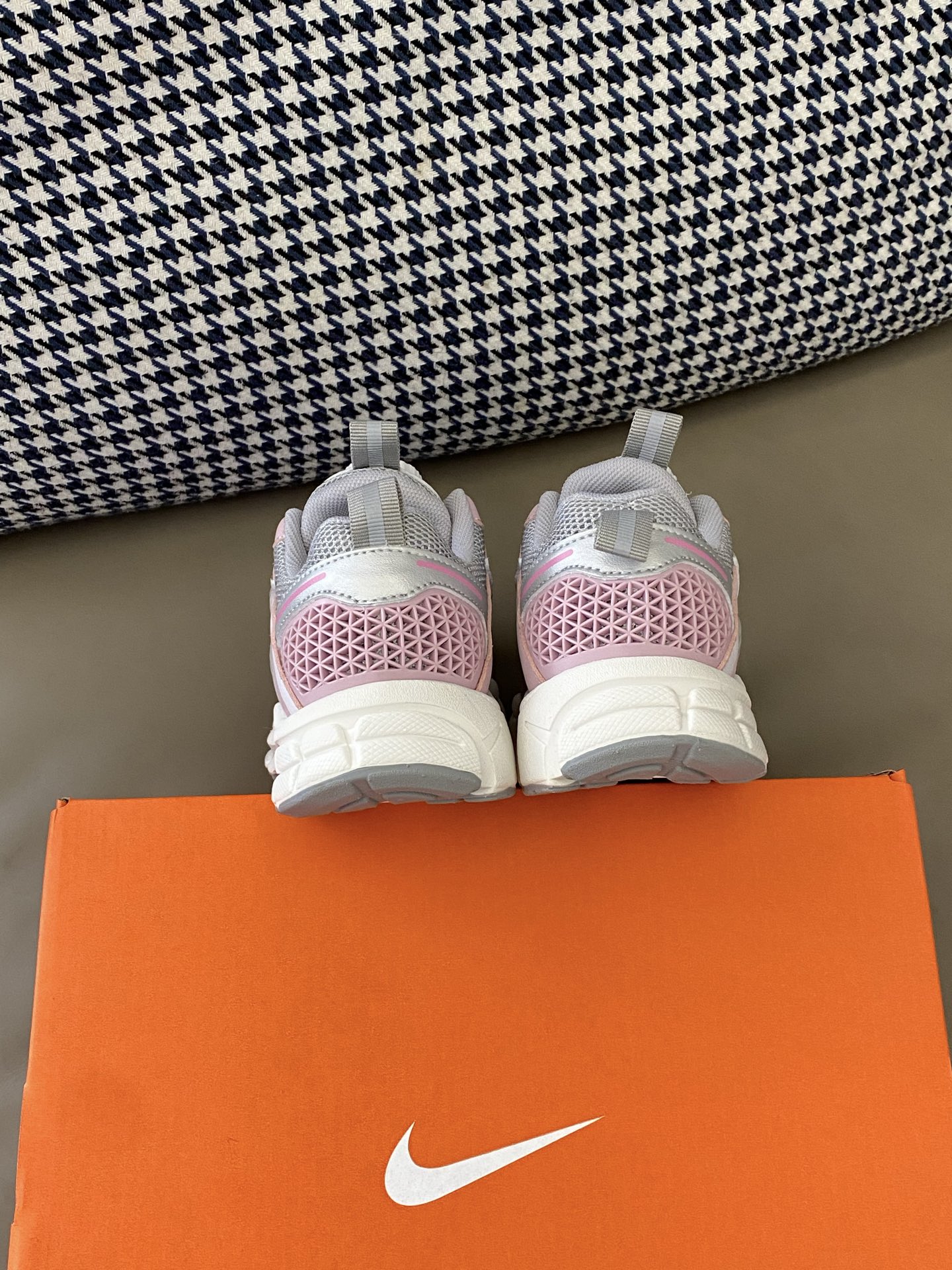 图片[7]-原图直出🌟 找到一双运动鞋😎百搭又又好穿好穿❗️ 清爽鞋面活力满满，旋转扣设计方便宝贝穿脱✅低帮设计很显脚踝纤细，日常出街或者运动时穿都合适😻鞋底的泡棉依旧是QQ糖一样软～-选品中心