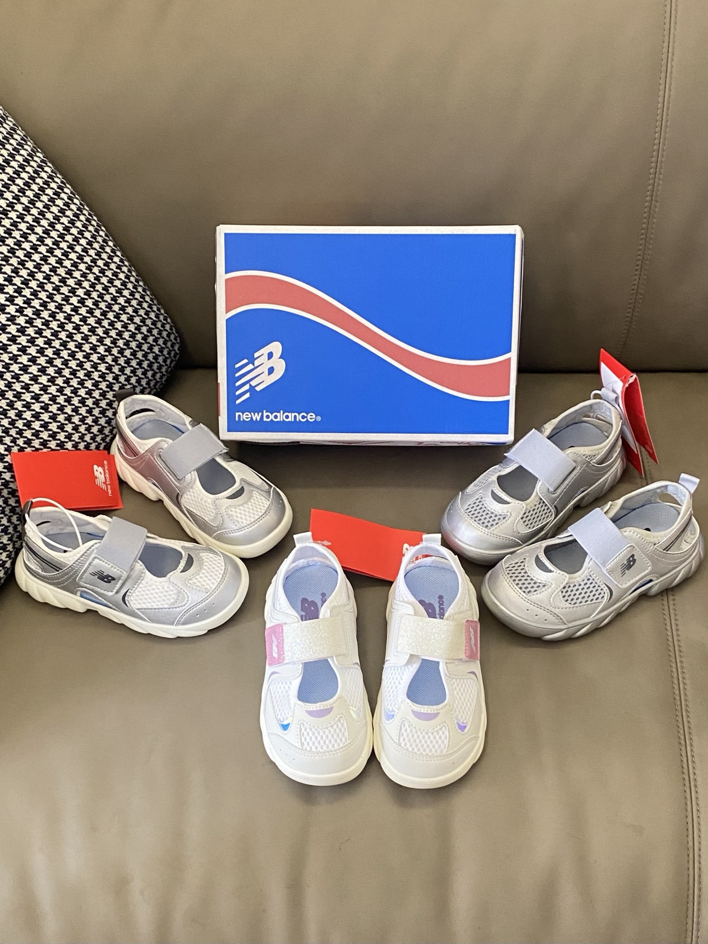 图片[2]-新增配色来咯💥这么可爱的鞋谁不爱呀～多样颜色供挑选🌈 又轻又软又好看😻韩里韩气的它真的简直没有缺点🤩𝗯𝗮𝗯𝘆的夏日鞋柜里一定要有它的位置!✌🏻-选品中心