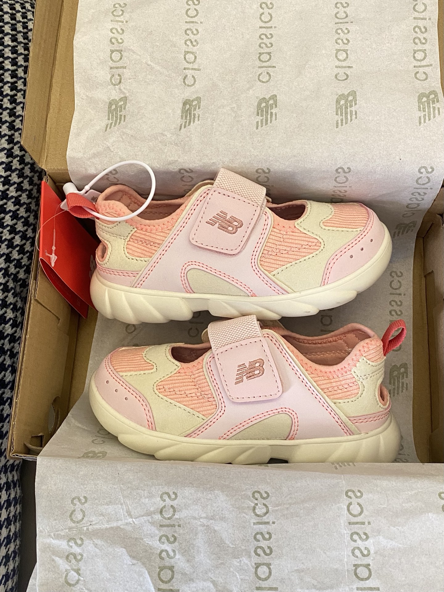 图片[5]-新增配色来咯💥这么可爱的鞋谁不爱呀～多样颜色供挑选🌈 又轻又软又好看😻韩里韩气的它真的简直没有缺点🤩𝗯𝗮𝗯𝘆的夏日鞋柜里一定要有它的位置!✌🏻-选品中心