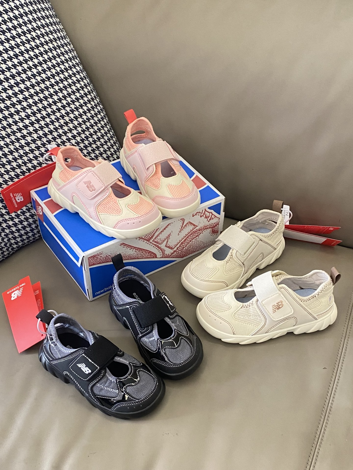 新增配色来咯💥这么可爱的鞋谁不爱呀～多样颜色供挑选🌈 又轻又软又好看😻韩里韩气的它真的简直没有缺点🤩𝗯𝗮𝗯𝘆的夏日鞋柜里一定要有它的位置!✌🏻-选品中心