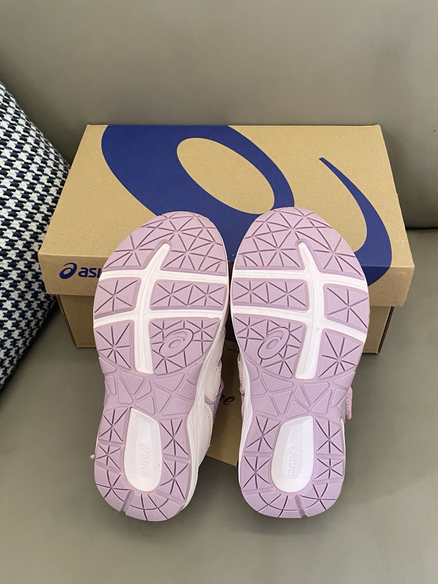 图片[9]-原图直出🌟 透气网布鞋面，搭配柔软内衬，长时间奔跑也不闷脚💨舒适度满分💯魔术贴设计，穿着方便舒适😍 鞋底防滑效果超棒👏🏻让宝宝在玩耍时更加安全放心😘L-选品中心