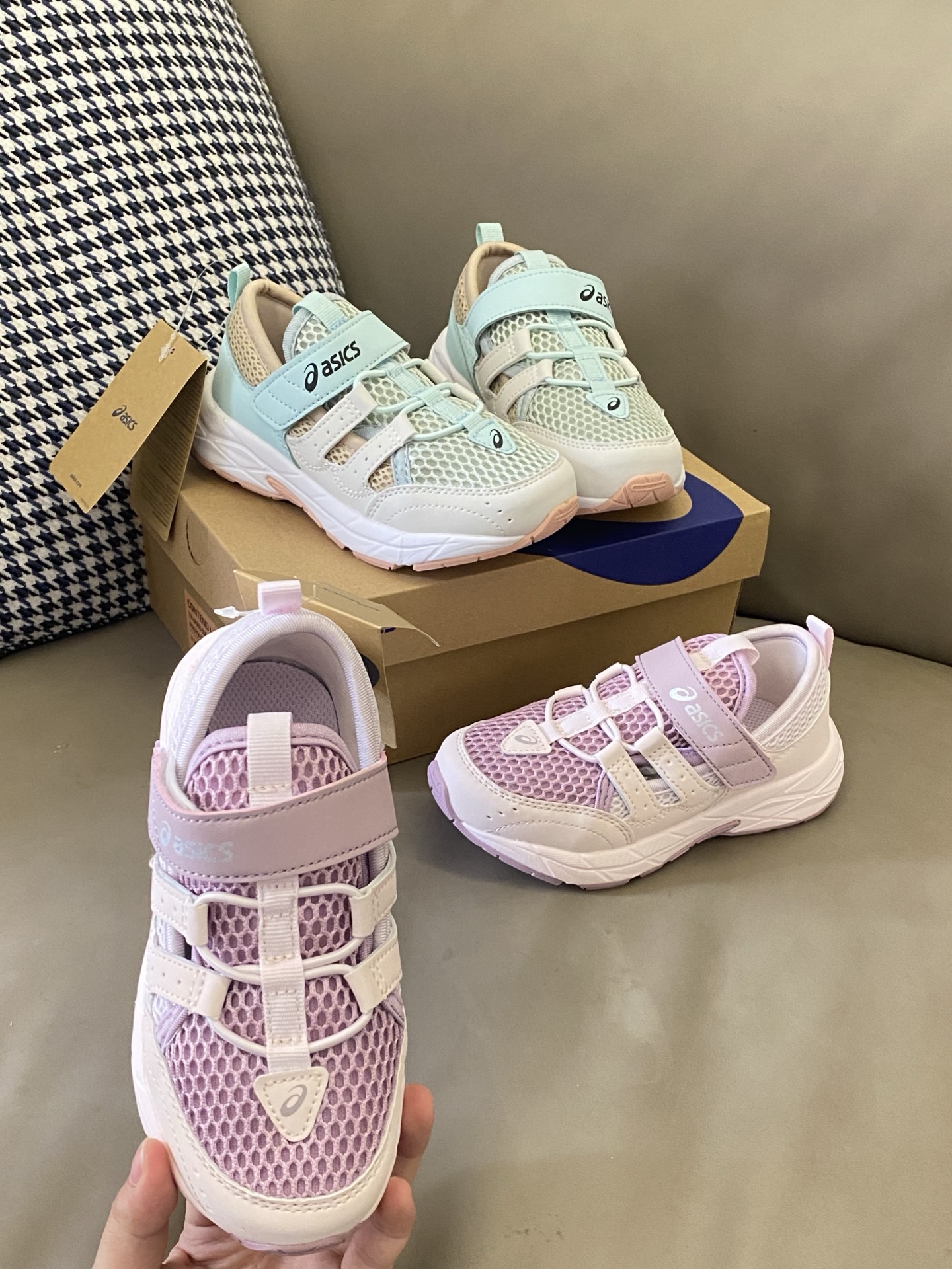 原图直出🌟 透气网布鞋面，搭配柔软内衬，长时间奔跑也不闷脚💨舒适度满分💯魔术贴设计，穿着方便舒适😍 鞋底防滑效果超棒👏🏻让宝宝在玩耍时更加安全放心😘L-选品中心