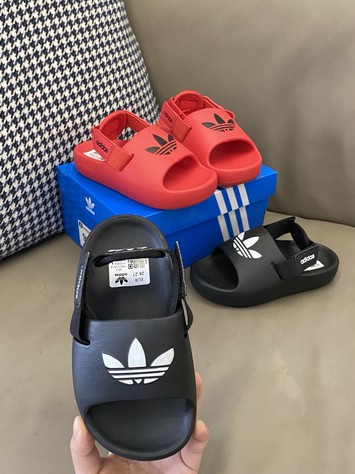 原图直出🌟 👀时髦小孩的穿搭神器🤩常规版型，鞋跟可拆卸魔术贴粘扣带，方便穿脱🥰鞋底防滑耐磨😎多款颜色可选，总有一款会是宝宝的最爱-选品中心