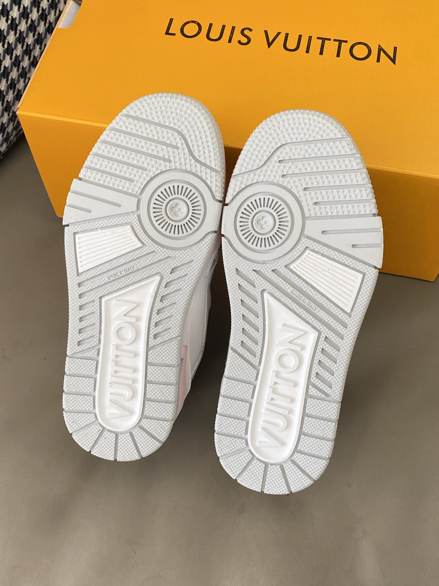 图片[9]-原图直出🌟 挖到宝!!强推这款LV儿童板鞋😍😍😍 穿这个走了快一个钟头一点都不磨脚，巨舒适😱鞋底防滑耐磨✔️品控没得说🤭穿上酷酷的-选品中心