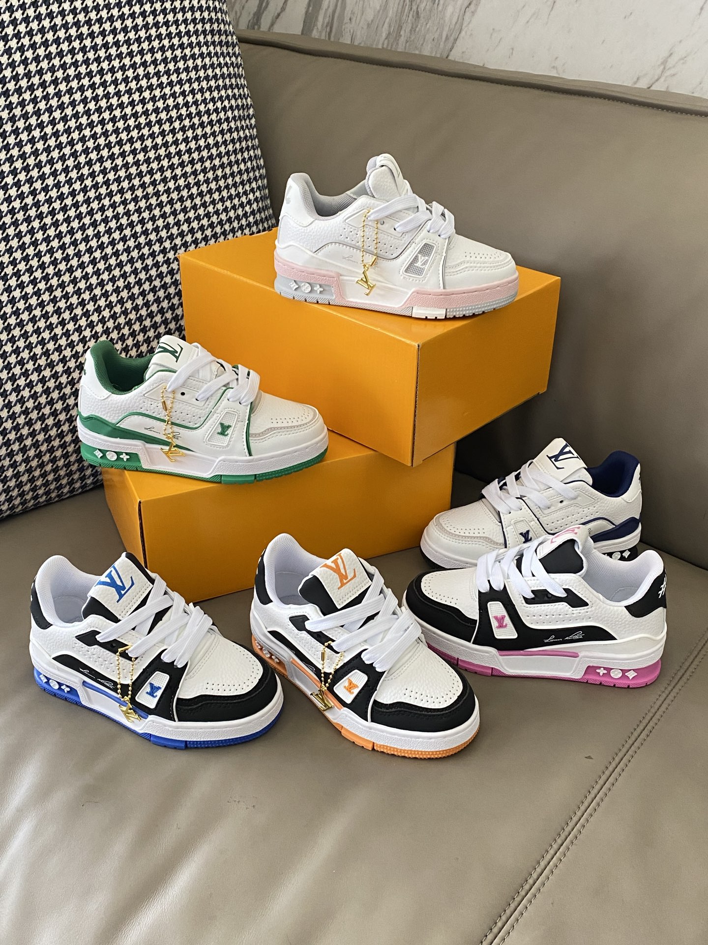 图片[4]-原图直出🌟 挖到宝!!强推这款LV儿童板鞋😍😍😍 穿这个走了快一个钟头一点都不磨脚，巨舒适😱鞋底防滑耐磨✔️品控没得说🤭穿上酷酷的-选品中心