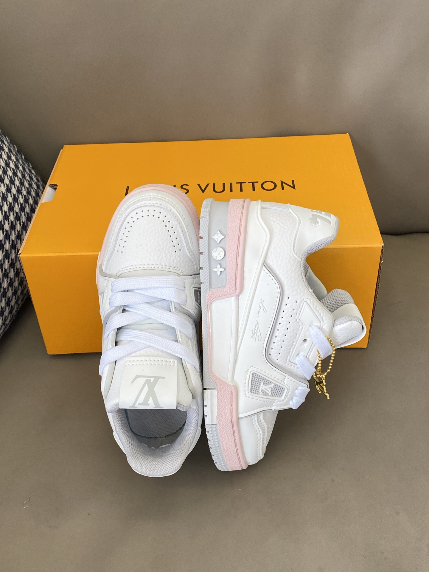 图片[2]-原图直出🌟 挖到宝!!强推这款LV儿童板鞋😍😍😍 穿这个走了快一个钟头一点都不磨脚，巨舒适😱鞋底防滑耐磨✔️品控没得说🤭穿上酷酷的-选品中心