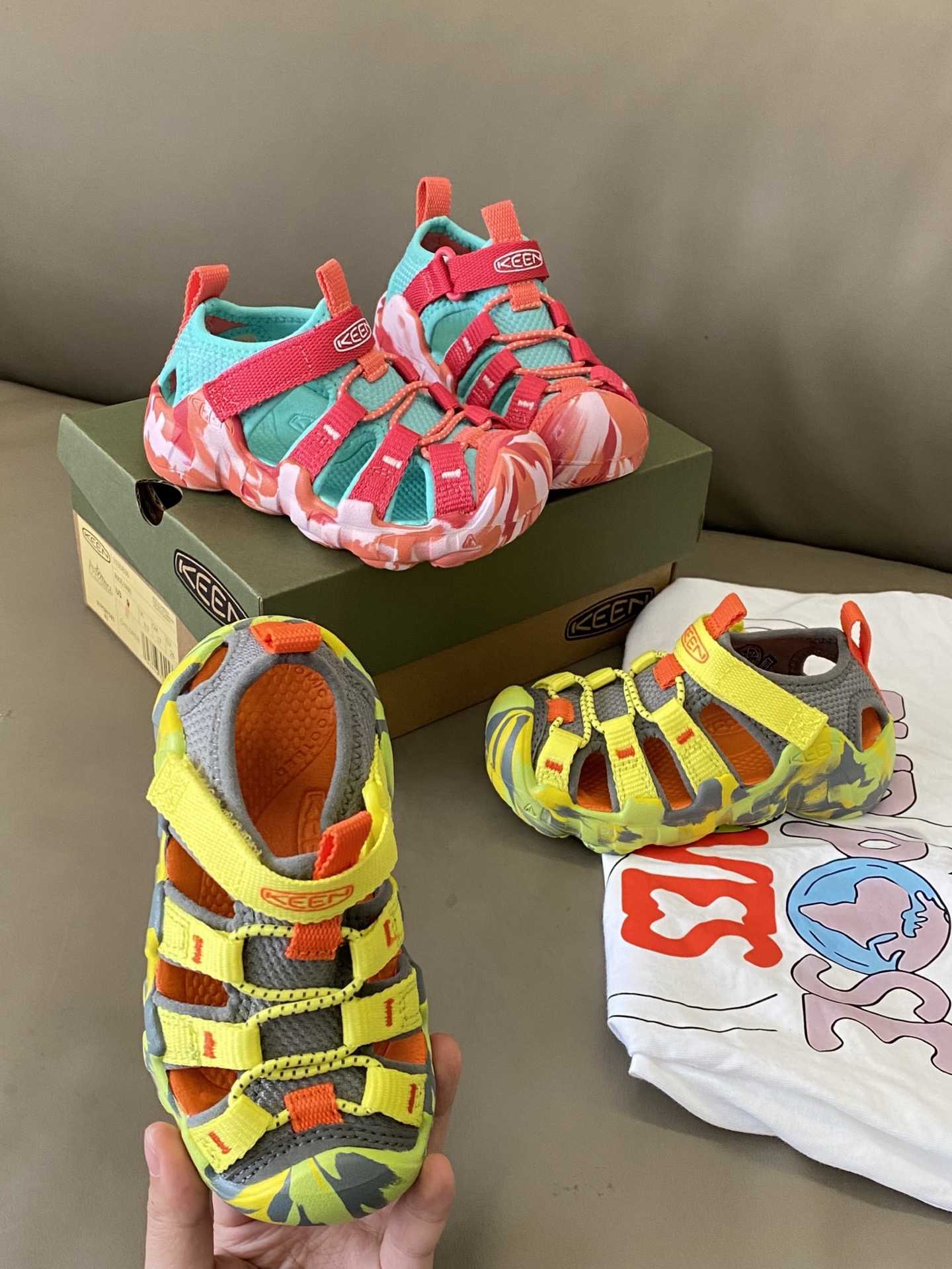 NO:754048,The original picture is straight out. The popular KEEN model for children has a very considerate design. The Velcro and shoelace design are easy to put on and take off, and the elastic toe cap style can be adjusted to protect the little feet without fear of bumping when walking or running. The rubber sole is non-slip and wear-resistant, slippers, sandals, sandals, slippers,19860909原图直出 儿童KEEN爆款来袭设计超贴心,魔术贴和鞋带设计方便穿脱还能调节松紧包头款式保护小脚丫走路、奔跑都不怕磕碰到橡胶鞋底防滑耐磨,拖鞋，凉鞋,sandals,slippers,,Children's