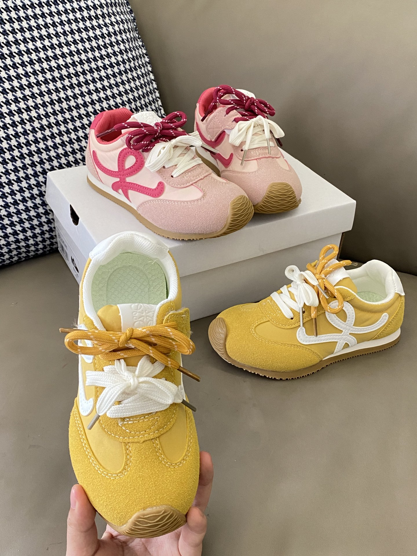 原图直出🌟 鞋头的歪头设计非常独特，搭配鸳鸯固定鞋带复古又时髦😇穿上它你就是整条街最靓的崽🆒魔术贴设计方便宝贝穿脱🤭鞋底防滑耐磨柔韧性好抓地力强👍🏻MNA333-选品中心