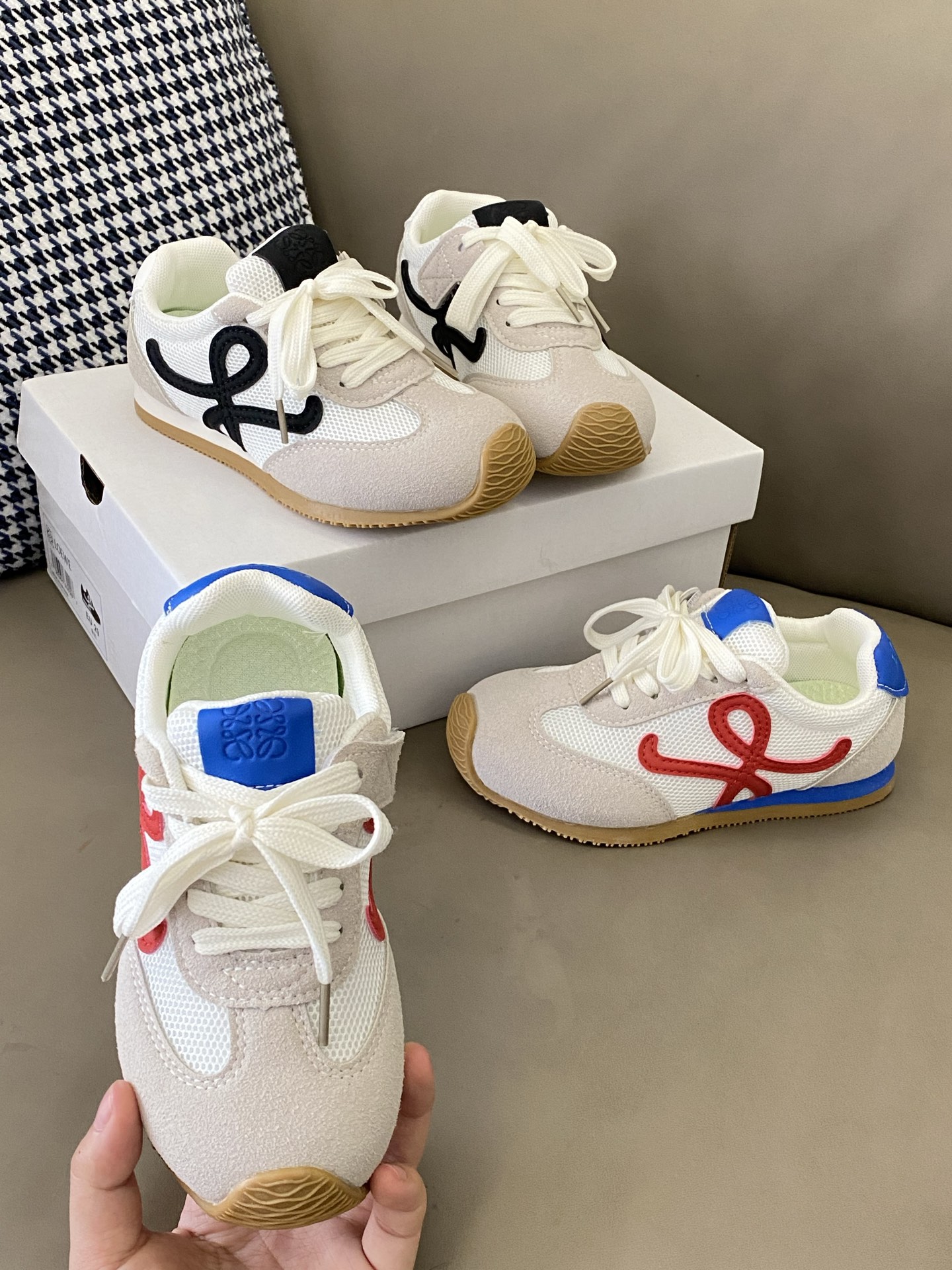 原图直出🌟 火爆全网的罗意威运动鞋🔥 鞋面网布设计清爽透气💨魔术贴设计穿脱方便✔️而且百搭好看重点是超轻超舒服完全没有磨合期丑萌丑萌的设计好可爱春天必入啊🥳-选品中心