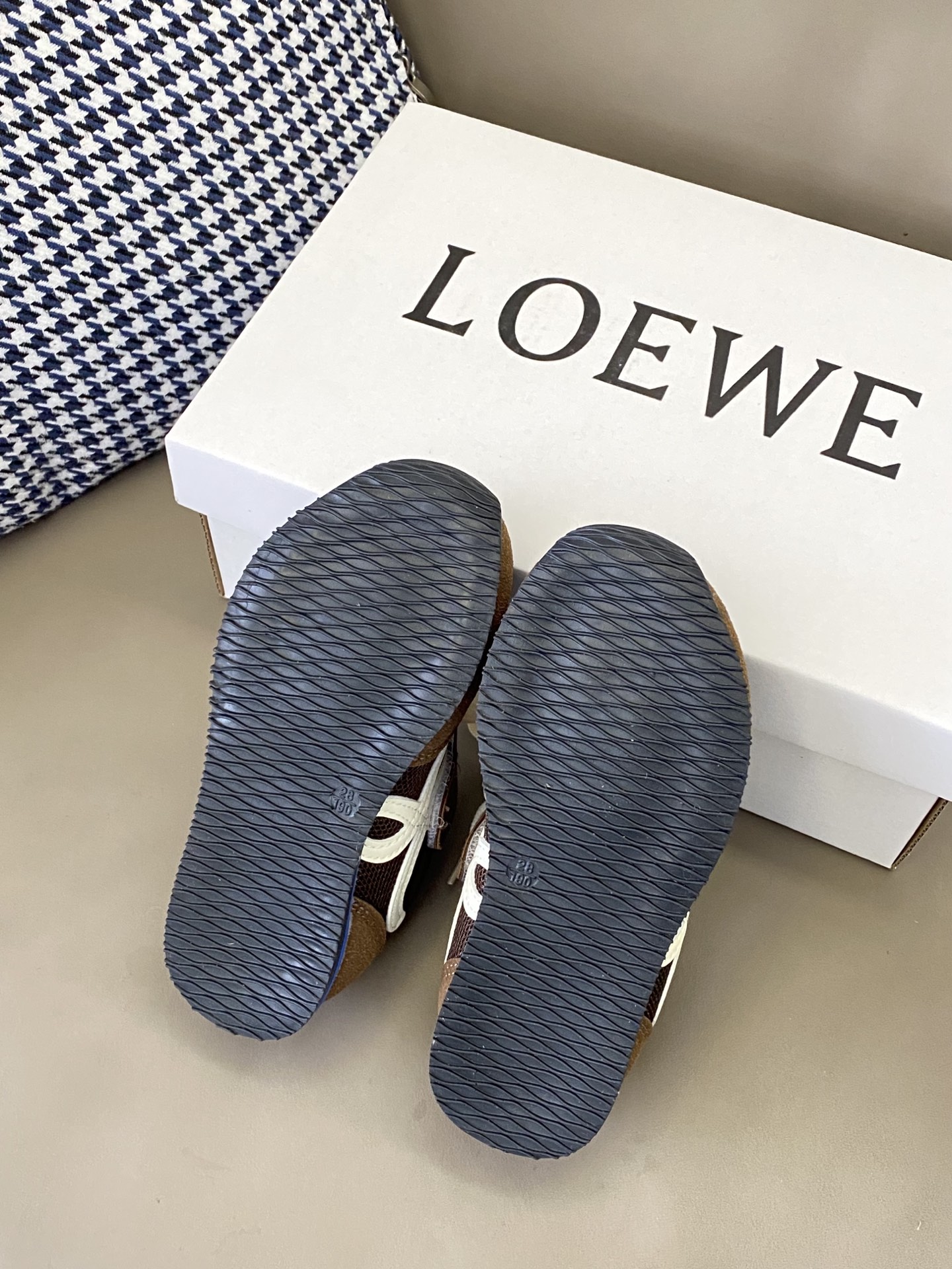 图片[9]-原图直出🌟 火爆全网的罗意威运动鞋🔥 鞋面网布设计清爽透气💨魔术贴设计穿脱方便✔️而且百搭好看重点是超轻超舒服完全没有磨合期丑萌丑萌的设计好可爱春天必入啊🥳-选品中心