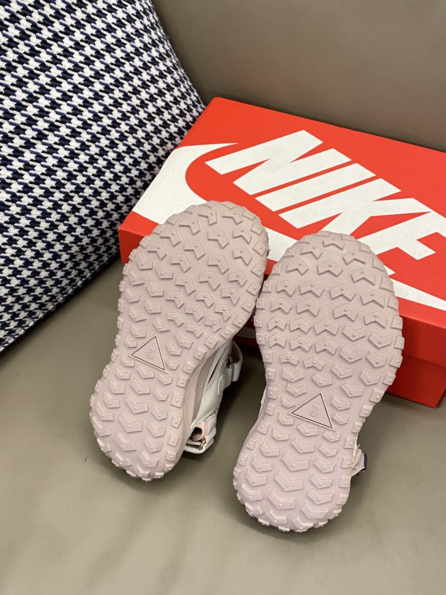 图片[9]-~ 原图直出🌟，尺码26-37 这款运动凉鞋好穿又好搭，鞋面网孔设计干爽透气☁️后跟可调节松紧，稳定性好不易掉脚👣魔术贴圣诞节方便宝贝穿脱🤪鞋底抓地力强稳定不摔跤✌️防滑效果超赞👍🏻-选品中心