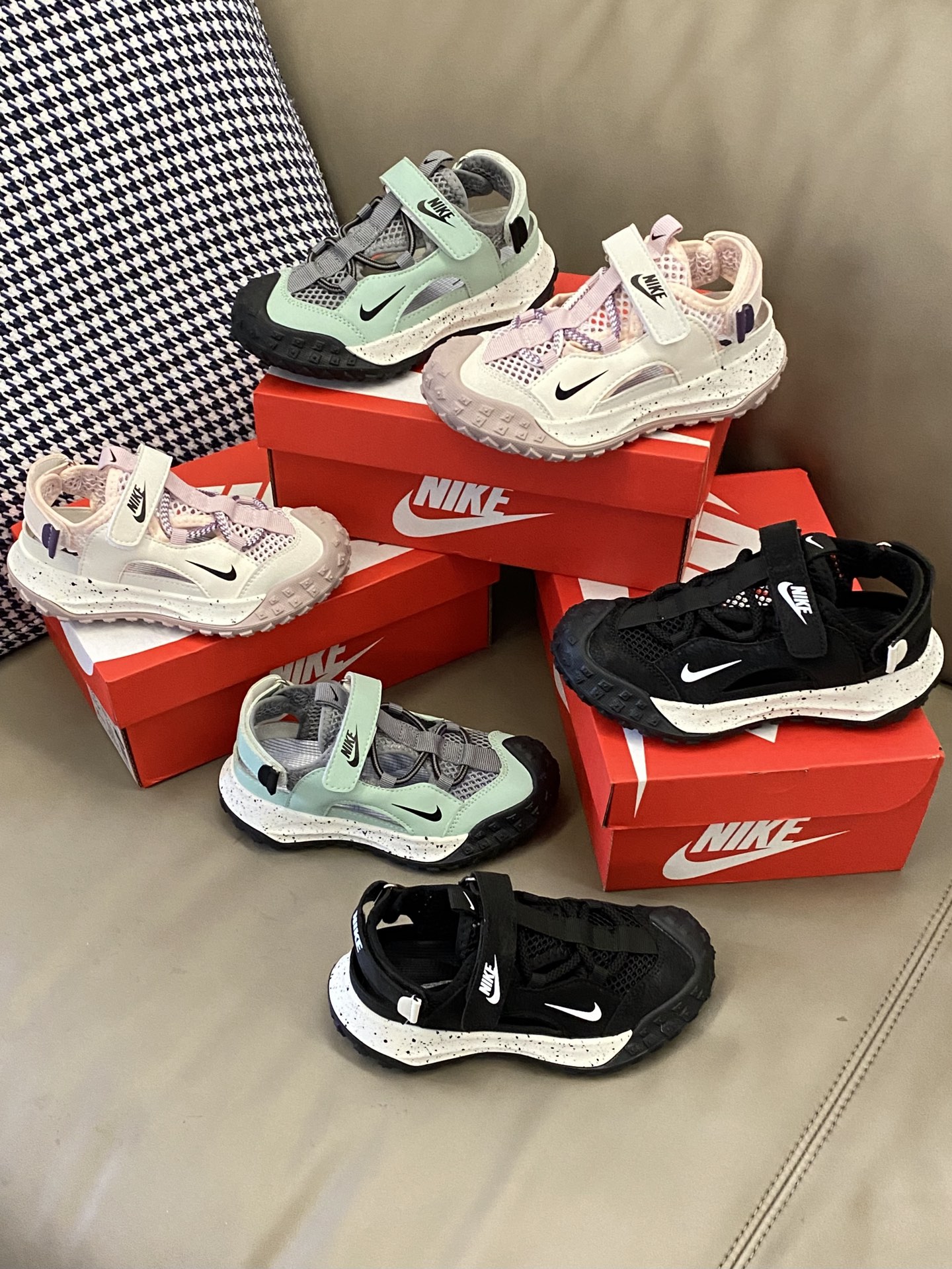 图片[6]-~ 原图直出🌟，尺码26-37 这款运动凉鞋好穿又好搭，鞋面网孔设计干爽透气☁️后跟可调节松紧，稳定性好不易掉脚👣魔术贴圣诞节方便宝贝穿脱🤪鞋底抓地力强稳定不摔跤✌️防滑效果超赞👍🏻-选品中心