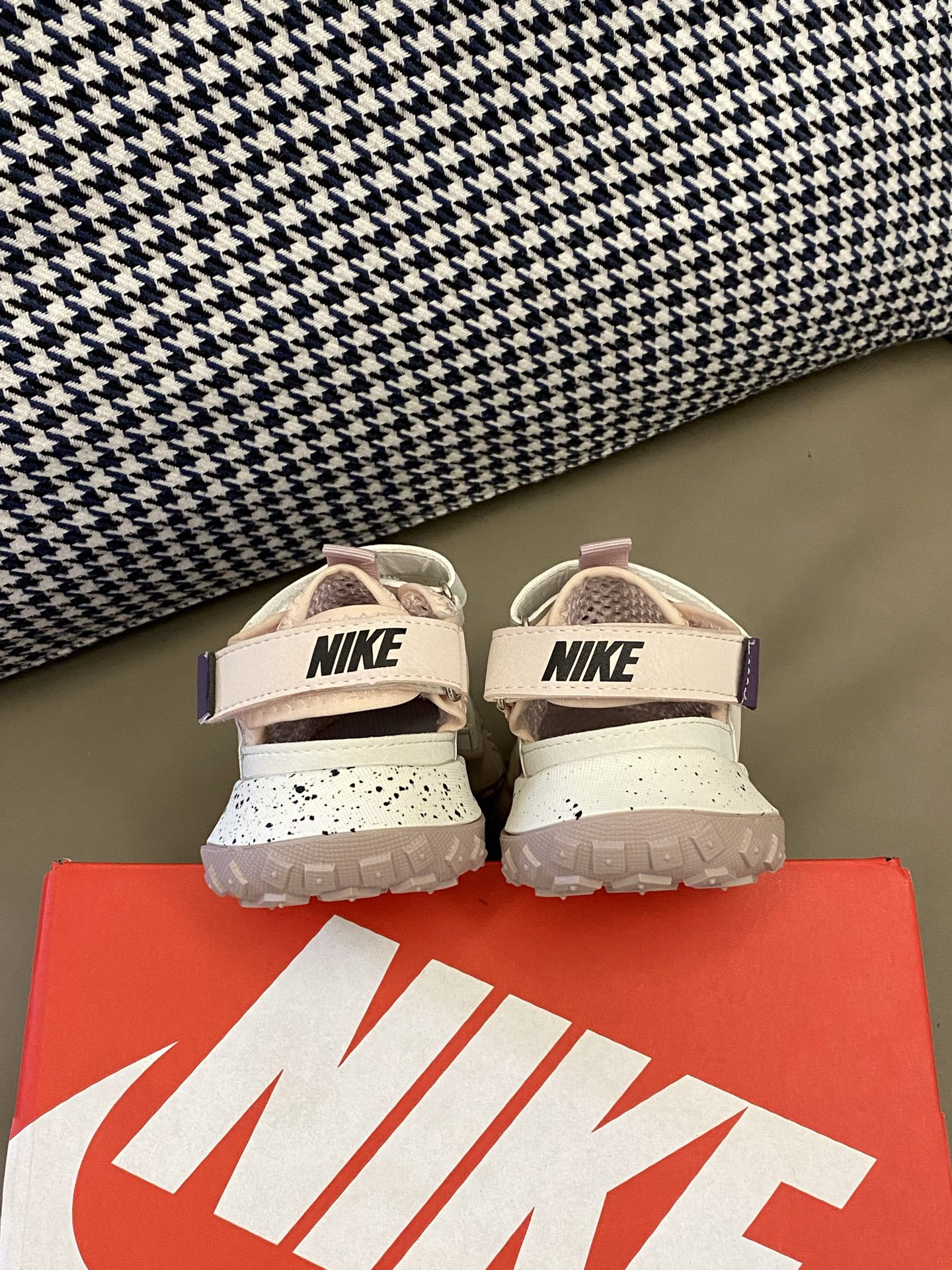 图片[7]-~ 原图直出🌟，尺码26-37 这款运动凉鞋好穿又好搭，鞋面网孔设计干爽透气☁️后跟可调节松紧，稳定性好不易掉脚👣魔术贴圣诞节方便宝贝穿脱🤪鞋底抓地力强稳定不摔跤✌️防滑效果超赞👍🏻-选品中心