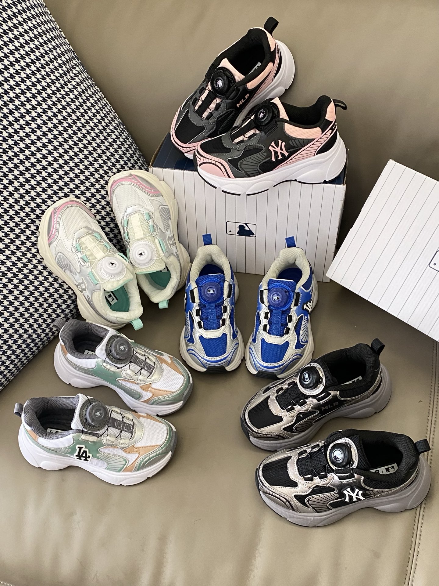 原图直出🌟 吹爆的MLB新款休闲鞋 这谁能拒绝啊😍 真的太香了🤭鞋面网孔设计干爽透气🌬️旋转扣方便宝贝穿脱✅鞋底防滑耐磨😇巨百搭高颜值，天天穿都不腻时尚新宠儿❗️-选品中心