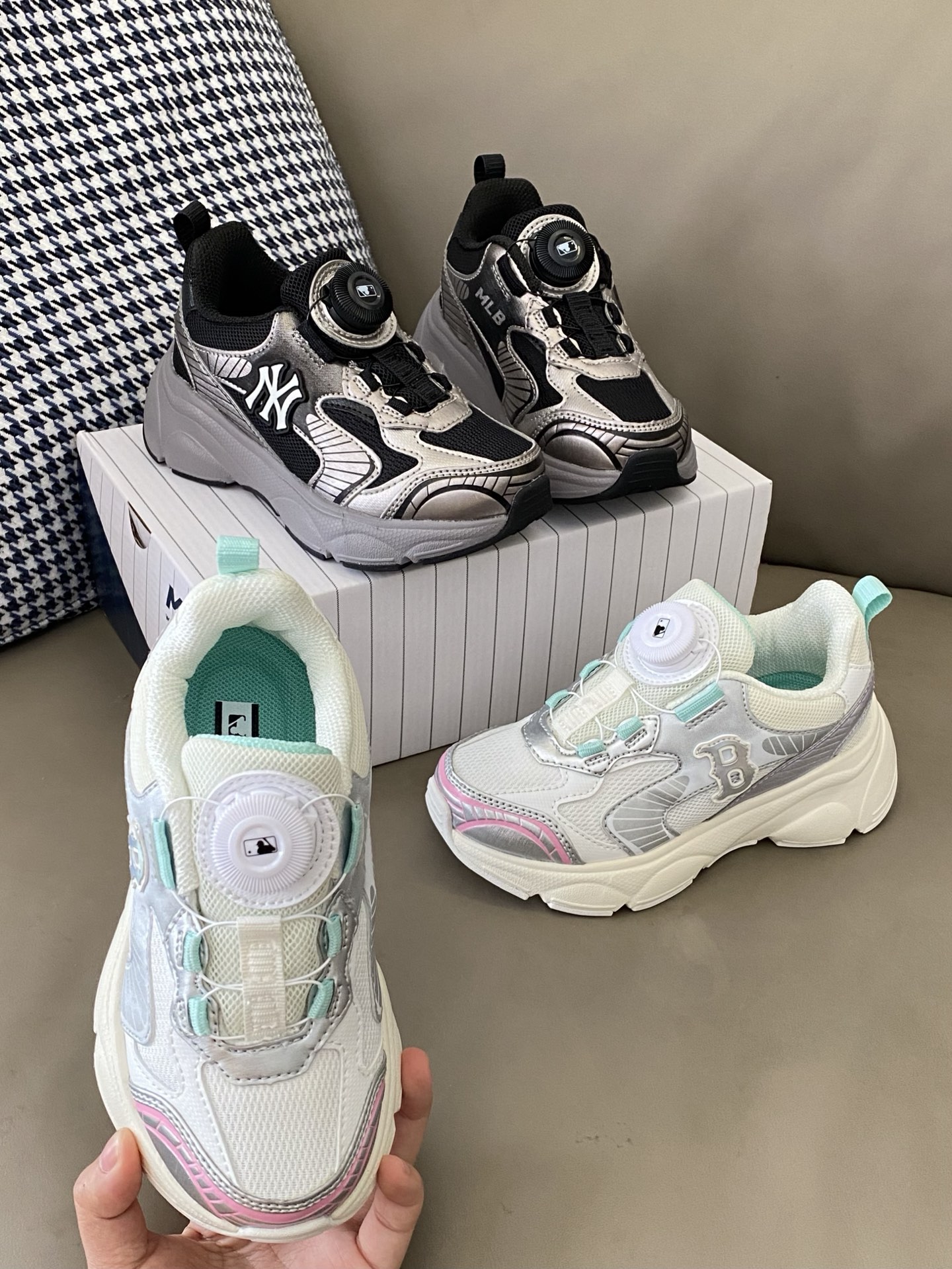 图片[2]-原图直出🌟 吹爆的MLB新款休闲鞋 这谁能拒绝啊😍 真的太香了🤭鞋面网孔设计干爽透气🌬️旋转扣方便宝贝穿脱✅鞋底防滑耐磨😇巨百搭高颜值，天天穿都不腻时尚新宠儿❗️-选品中心