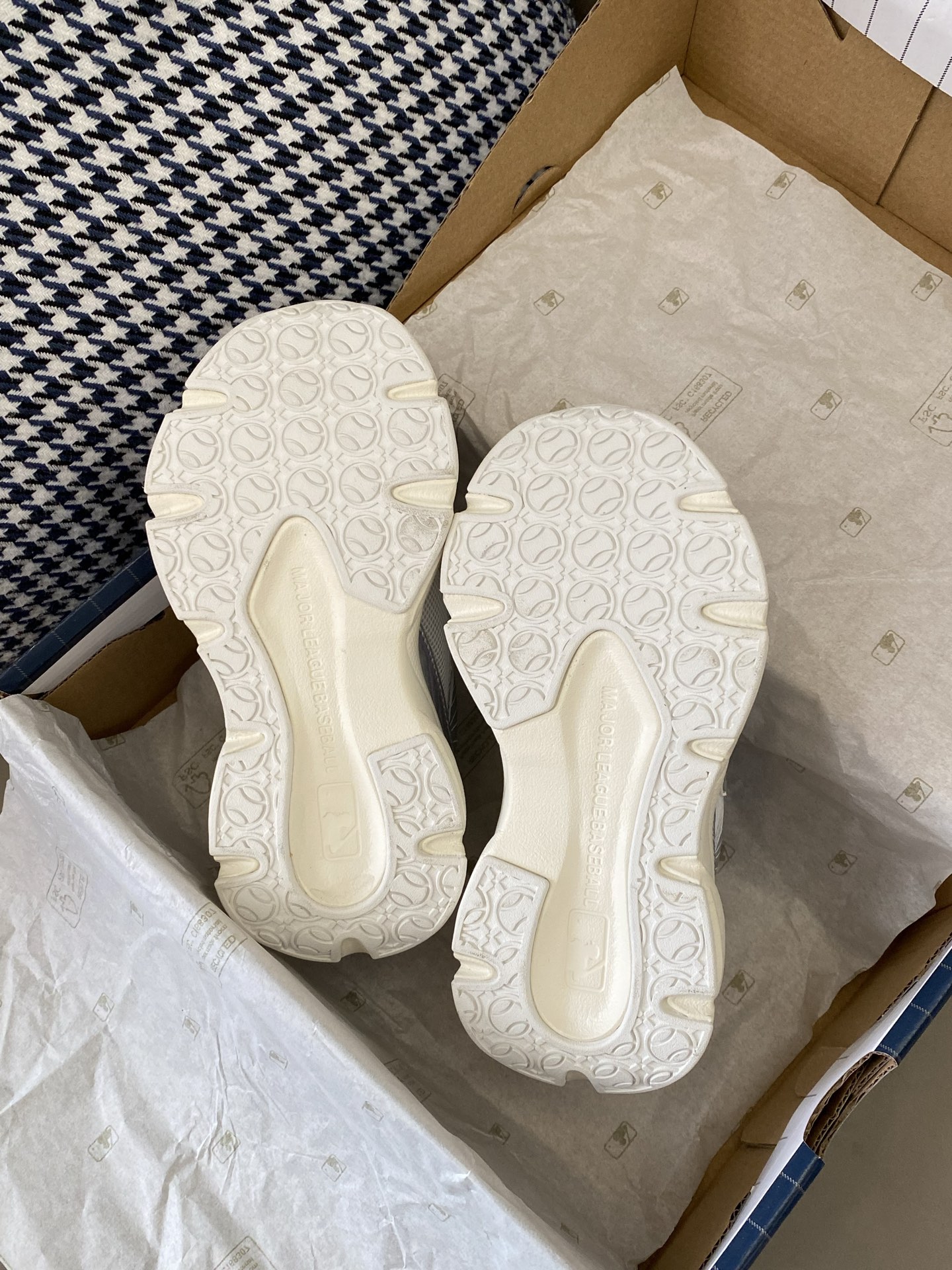 图片[9]-原图直出🌟 吹爆的MLB新款休闲鞋 这谁能拒绝啊😍 真的太香了🤭鞋面网孔设计干爽透气🌬️旋转扣方便宝贝穿脱✅鞋底防滑耐磨😇巨百搭高颜值，天天穿都不腻时尚新宠儿❗️-选品中心