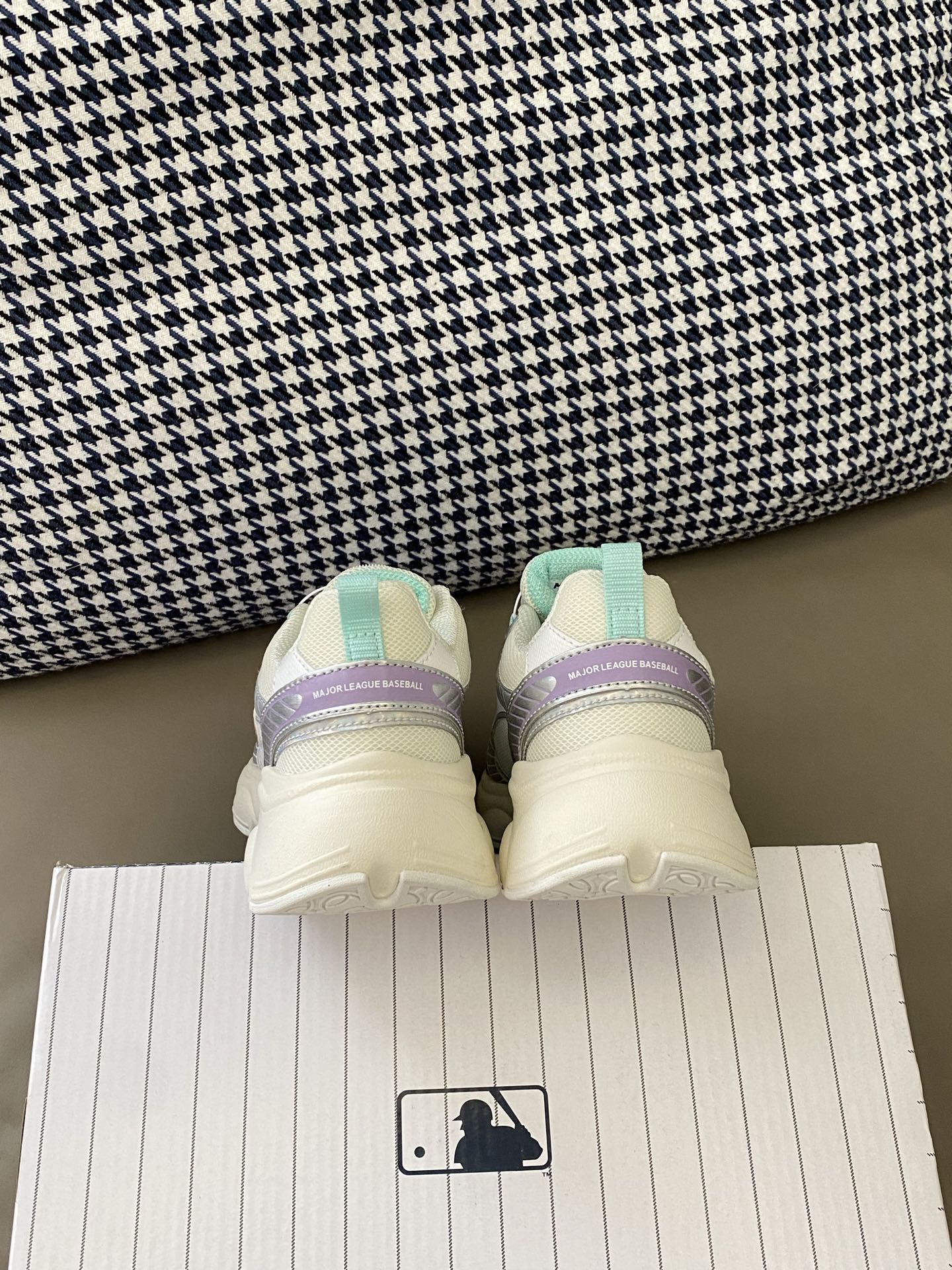 图片[7]-原图直出🌟 吹爆的MLB新款休闲鞋 这谁能拒绝啊😍 真的太香了🤭鞋面网孔设计干爽透气🌬️旋转扣方便宝贝穿脱✅鞋底防滑耐磨😇巨百搭高颜值，天天穿都不腻时尚新宠儿❗️-选品中心