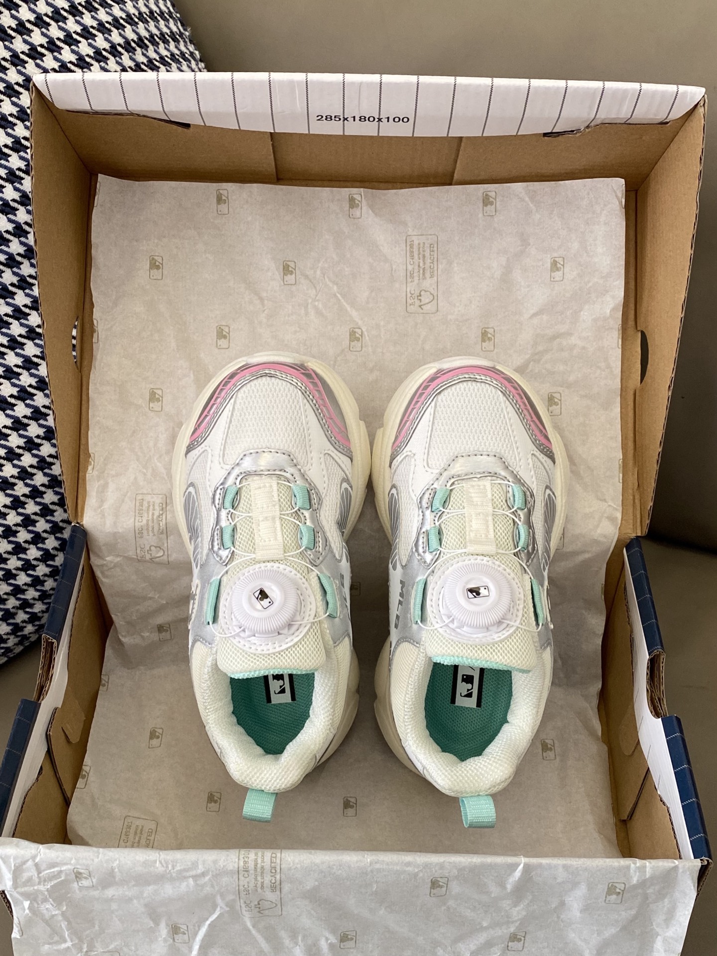 图片[3]-原图直出🌟 吹爆的MLB新款休闲鞋 这谁能拒绝啊😍 真的太香了🤭鞋面网孔设计干爽透气🌬️旋转扣方便宝贝穿脱✅鞋底防滑耐磨😇巨百搭高颜值，天天穿都不腻时尚新宠儿❗️-选品中心