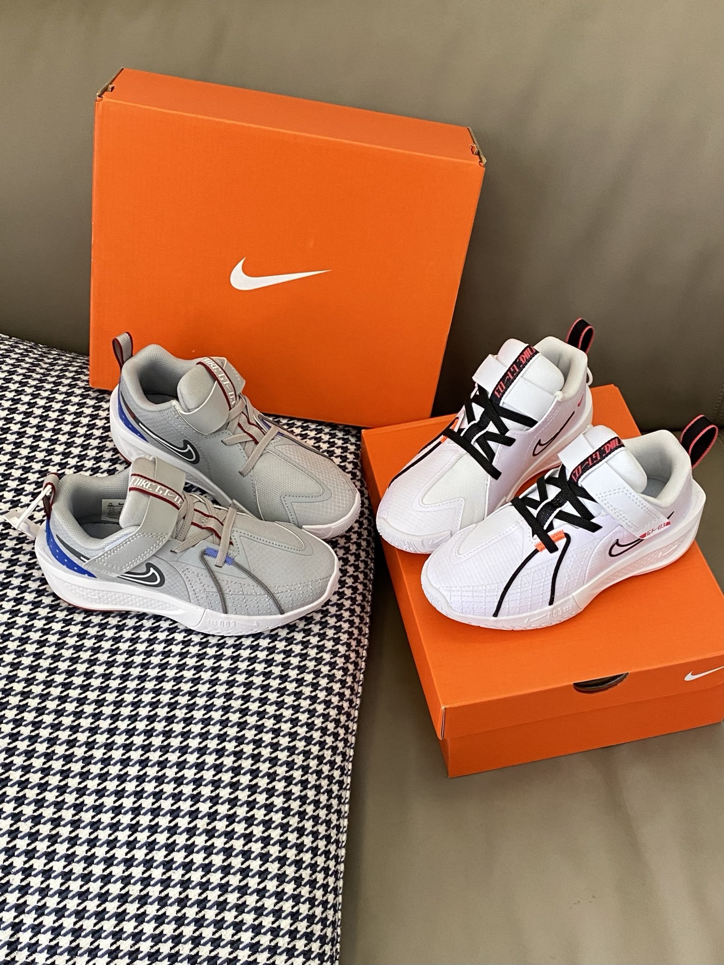 图片[8]-~ 原图直出🌟 Nike 魔术贴儿童运动鞋👟每个配色都长在我的审美点上😍松紧带+魔术贴设计方便宝贝穿脱👻 鞋底很软而且超轻☁️橡胶防滑底和减震效果非常完美🥳-选品中心