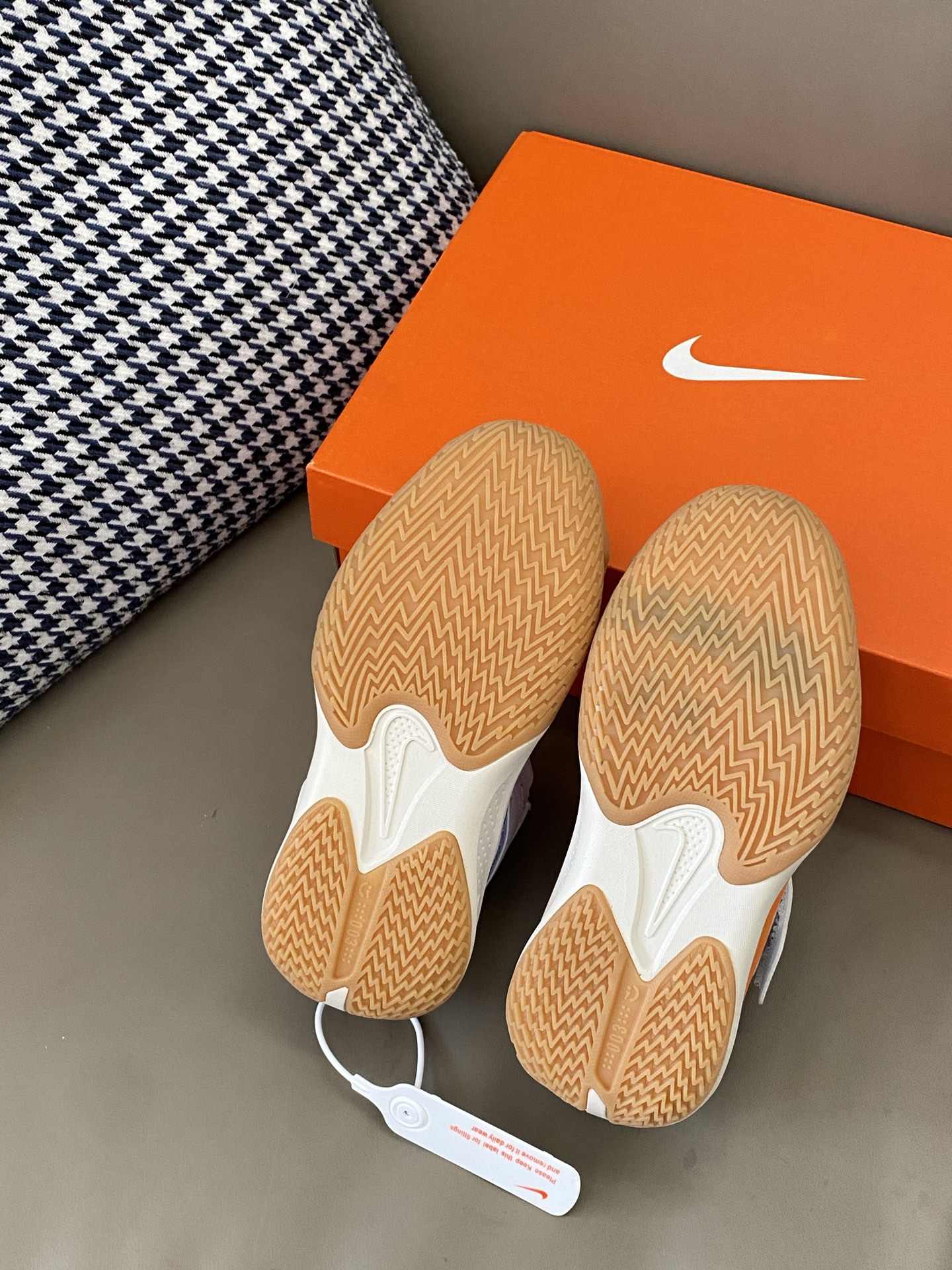 图片[9]-~ 原图直出🌟 Nike 魔术贴儿童运动鞋👟每个配色都长在我的审美点上😍松紧带+魔术贴设计方便宝贝穿脱👻 鞋底很软而且超轻☁️橡胶防滑底和减震效果非常完美🥳-选品中心