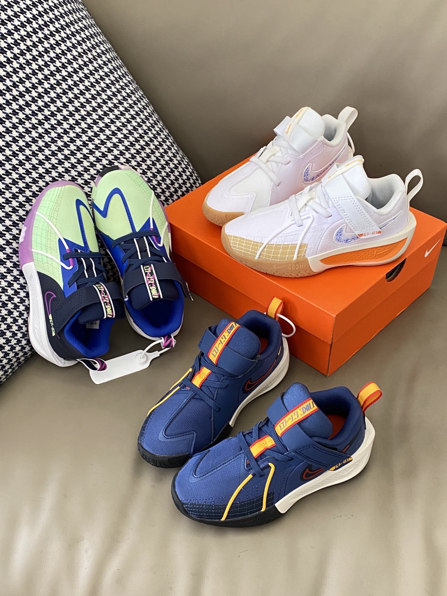 图片[6]-~ 原图直出🌟 Nike 魔术贴儿童运动鞋👟每个配色都长在我的审美点上😍松紧带+魔术贴设计方便宝贝穿脱👻 鞋底很软而且超轻☁️橡胶防滑底和减震效果非常完美🥳-选品中心