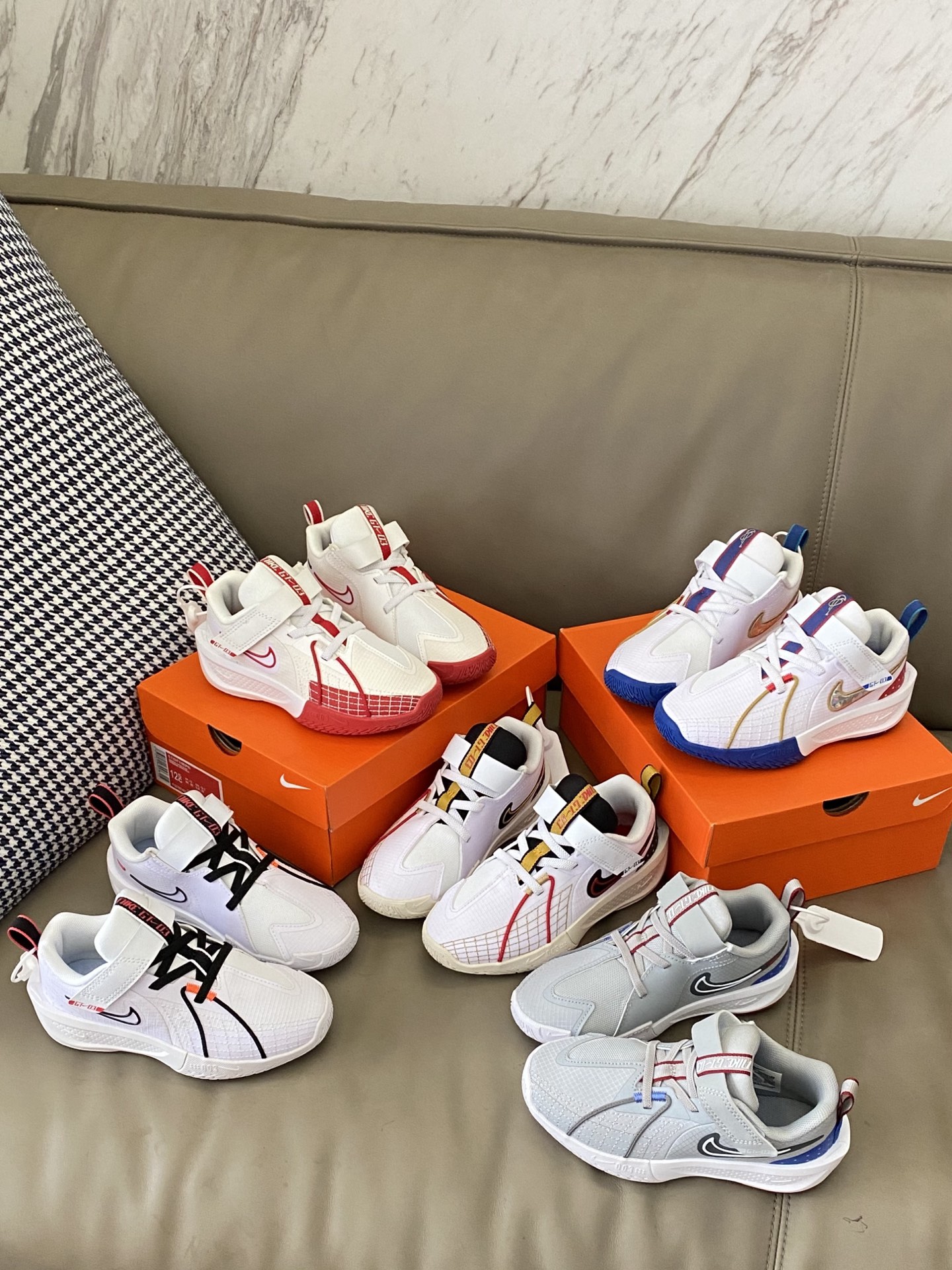 图片[5]-~ 原图直出🌟 Nike 魔术贴儿童运动鞋👟每个配色都长在我的审美点上😍松紧带+魔术贴设计方便宝贝穿脱👻 鞋底很软而且超轻☁️橡胶防滑底和减震效果非常完美🥳-选品中心