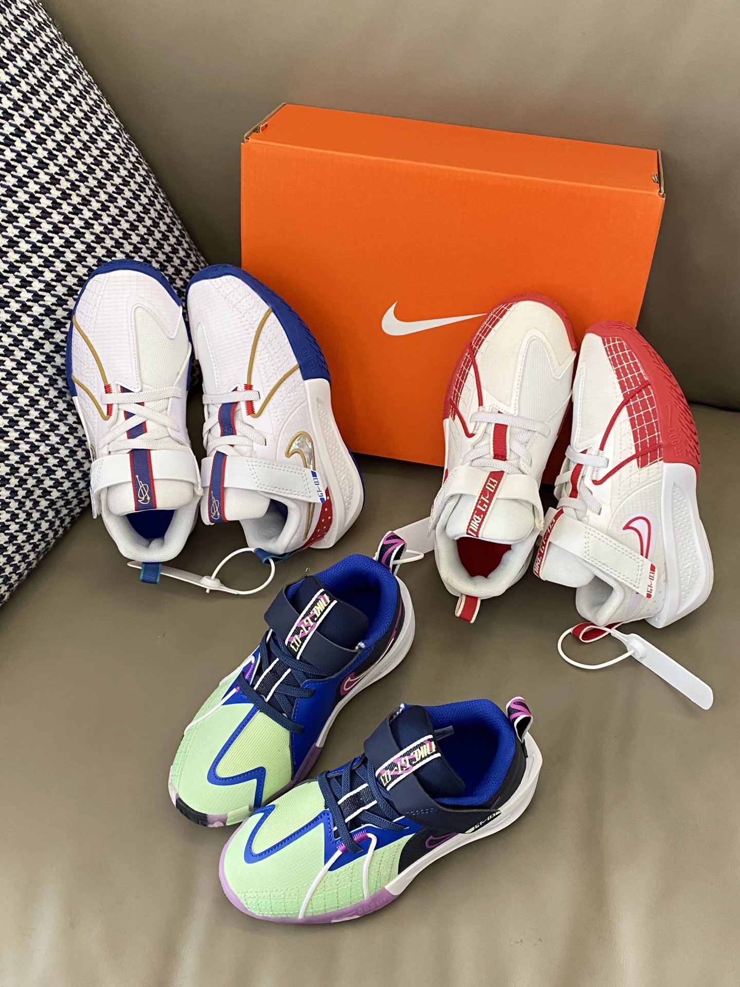 图片[4]-~ 原图直出🌟 Nike 魔术贴儿童运动鞋👟每个配色都长在我的审美点上😍松紧带+魔术贴设计方便宝贝穿脱👻 鞋底很软而且超轻☁️橡胶防滑底和减震效果非常完美🥳-选品中心