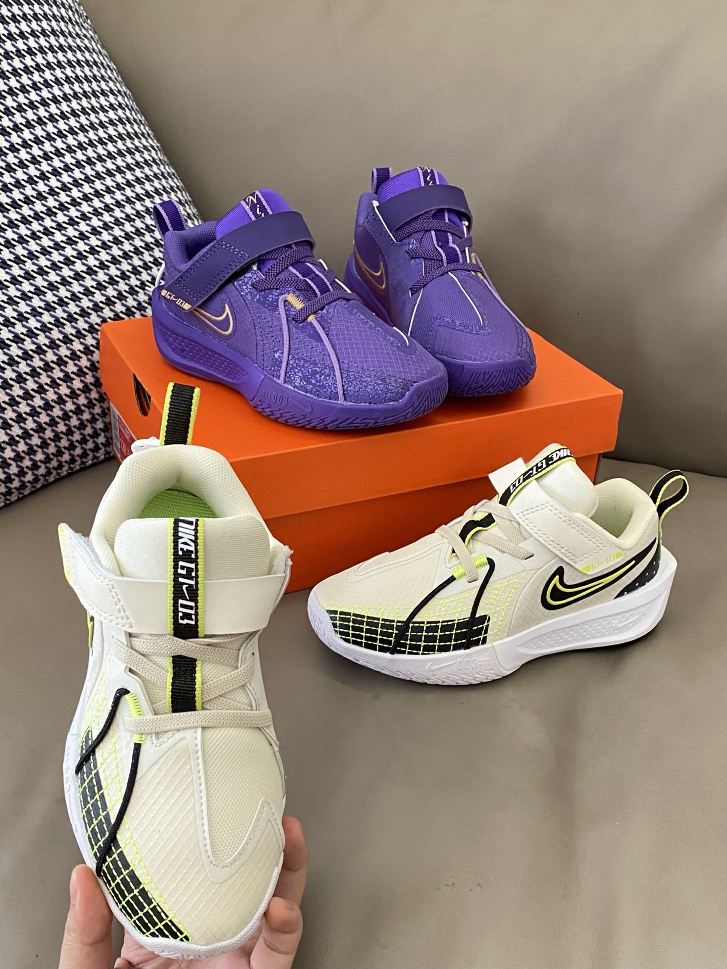 ~ 原图直出🌟 Nike 魔术贴儿童运动鞋👟每个配色都长在我的审美点上😍松紧带+魔术贴设计方便宝贝穿脱👻 鞋底很软而且超轻☁️橡胶防滑底和减震效果非常完美🥳-选品中心