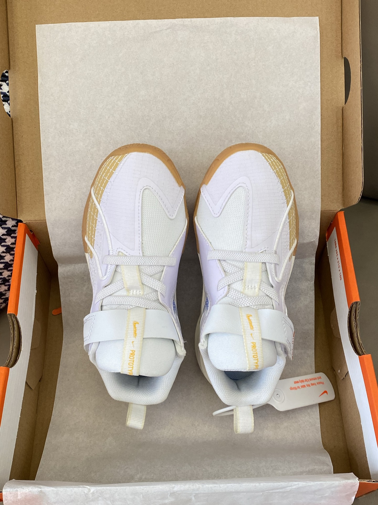 图片[2]-~ 原图直出🌟 Nike 魔术贴儿童运动鞋👟每个配色都长在我的审美点上😍松紧带+魔术贴设计方便宝贝穿脱👻 鞋底很软而且超轻☁️橡胶防滑底和减震效果非常完美🥳-选品中心