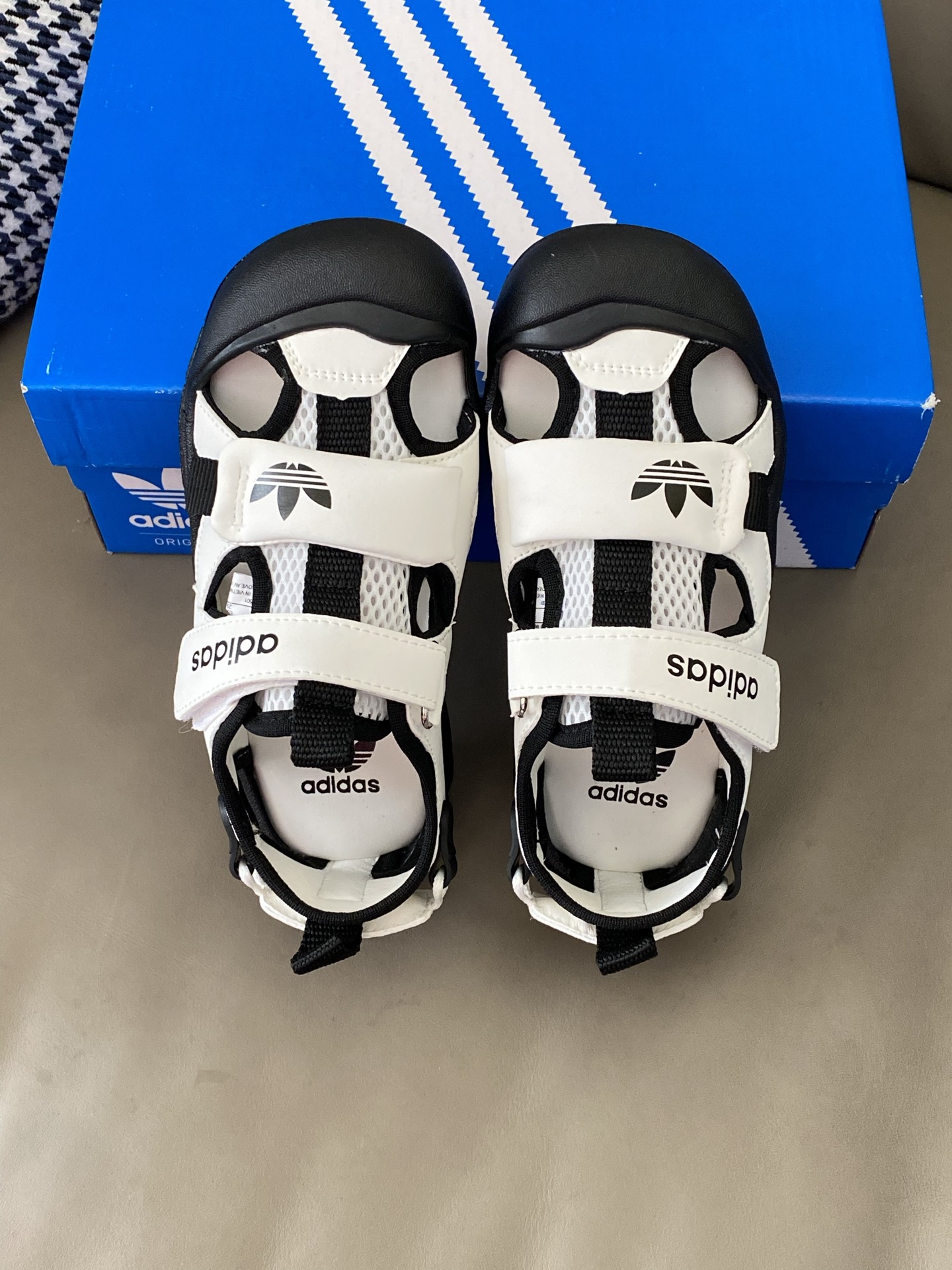 图片[2]-原图直出🌟 AD 儿童海螺沙滩凉鞋🌟包头设计防撞踢保护脚趾🦶🏻 魔术贴穿脱便捷为一体鞋面设计😻防滑耐折耐磨 柔软有韧性😇鞋头自然上翘15度贴合宝贝走路习惯✔️-选品中心