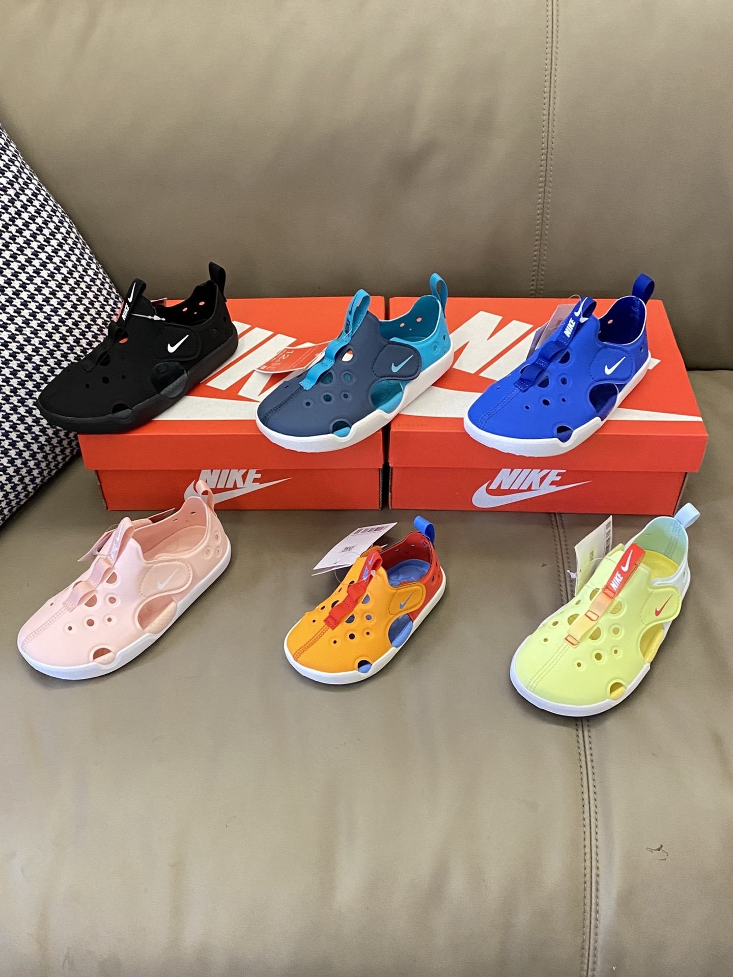 原图直出🌟 NK 魔术贴儿童凉鞋鞋头和后跟包裹，保护和防踢✔️鞋面透气孔设计干爽，再也不怕闷脚丫啦😇魔术贴设计方便宝贝穿脱🤭鞋底防滑耐磨抓地力强👍🏻-选品中心